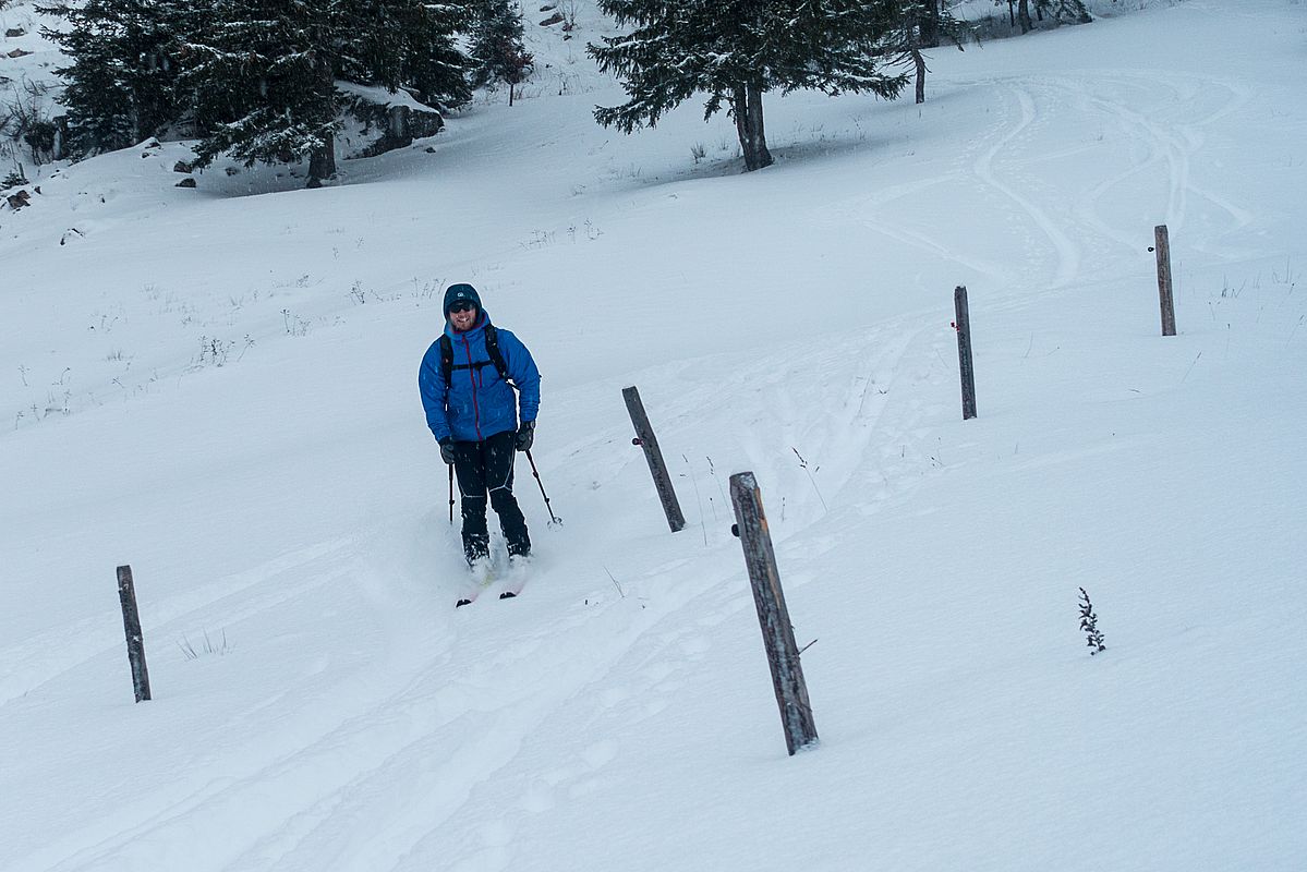 Abfahrt über die Wiesen neben der Piste zum Sutten.