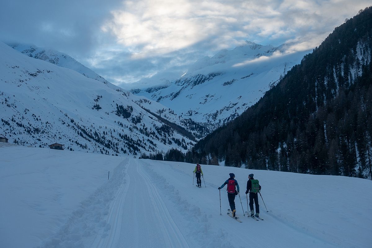 Morgendlicher Marsch entlang der Loipe zur Melager Alm