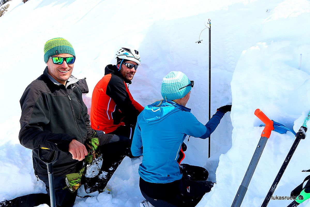 Lawinenexpertin Steffi Höpperger nimmt ein Schneeprofil auf