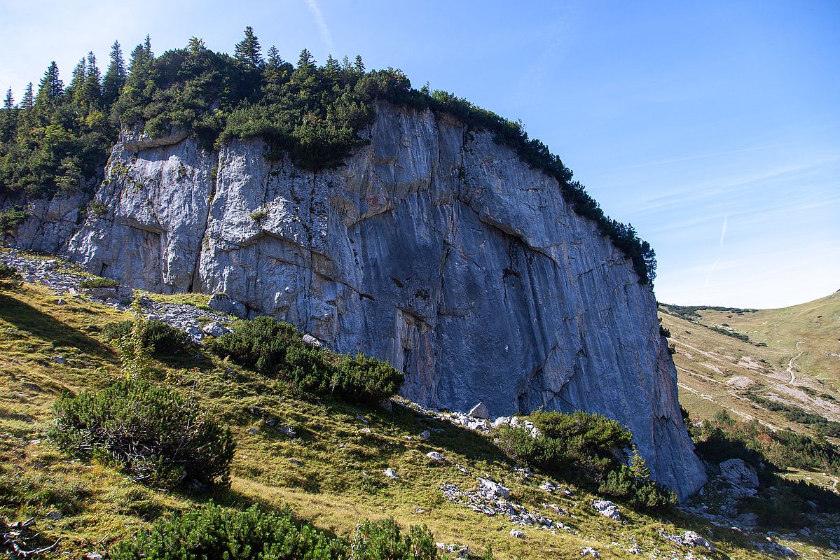 Blick zur Wand, die um 14 Uhr bereits wieder komplett im Schatten ist