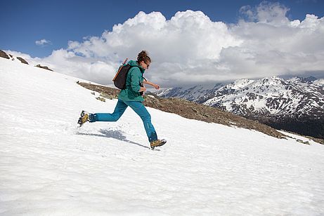 Schnellabstieg übers Schneefeld