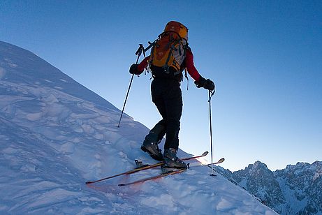 Stockeinsatz des talseitigen Skistocks unterhalb der Bindung des Talskis. Der andere Skistock wird möglichst weit oben gesetzt. Verlagerung des Körpergewichts auf den Talski