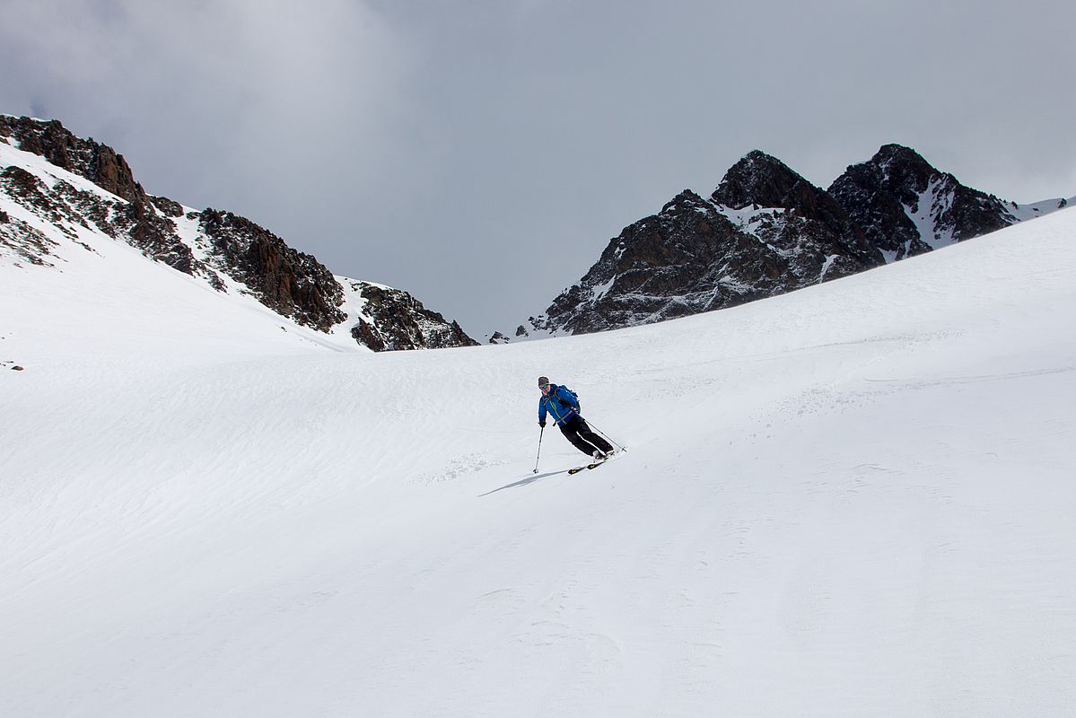 Tragfähiger Harscheckel mit etwas Pulverschneeauflage auf ca 2700 m.