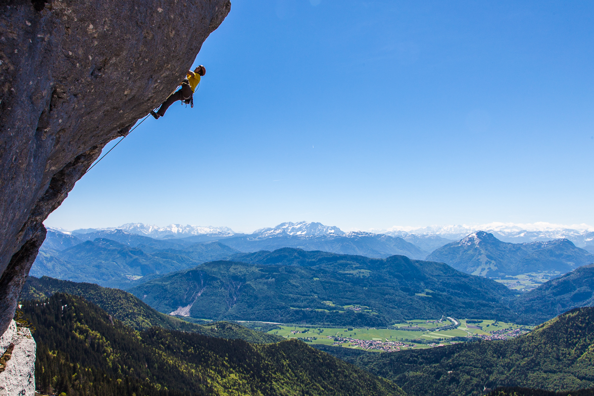 Heli Kotter klettert im Thaler-Dach an der Kampenwand