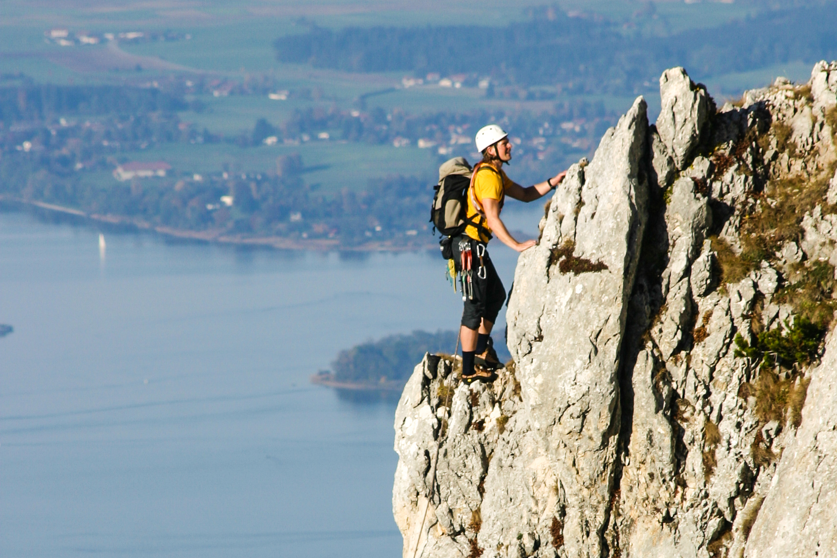 Klettern vor dem Hintergrund des Chiemsees am Staffelstein.