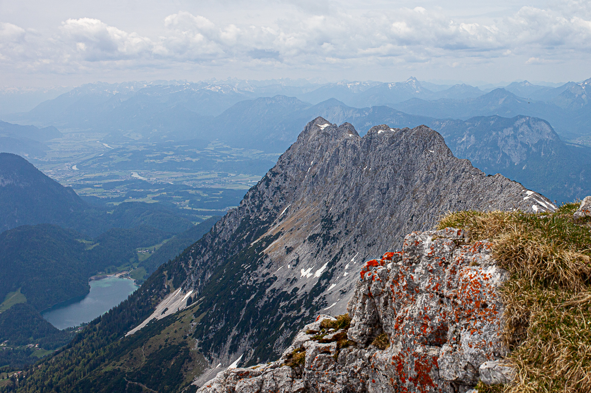 Blick vom Sonneck auf den Weiterweg über die Hackenköpfe und den Hintersteiner See