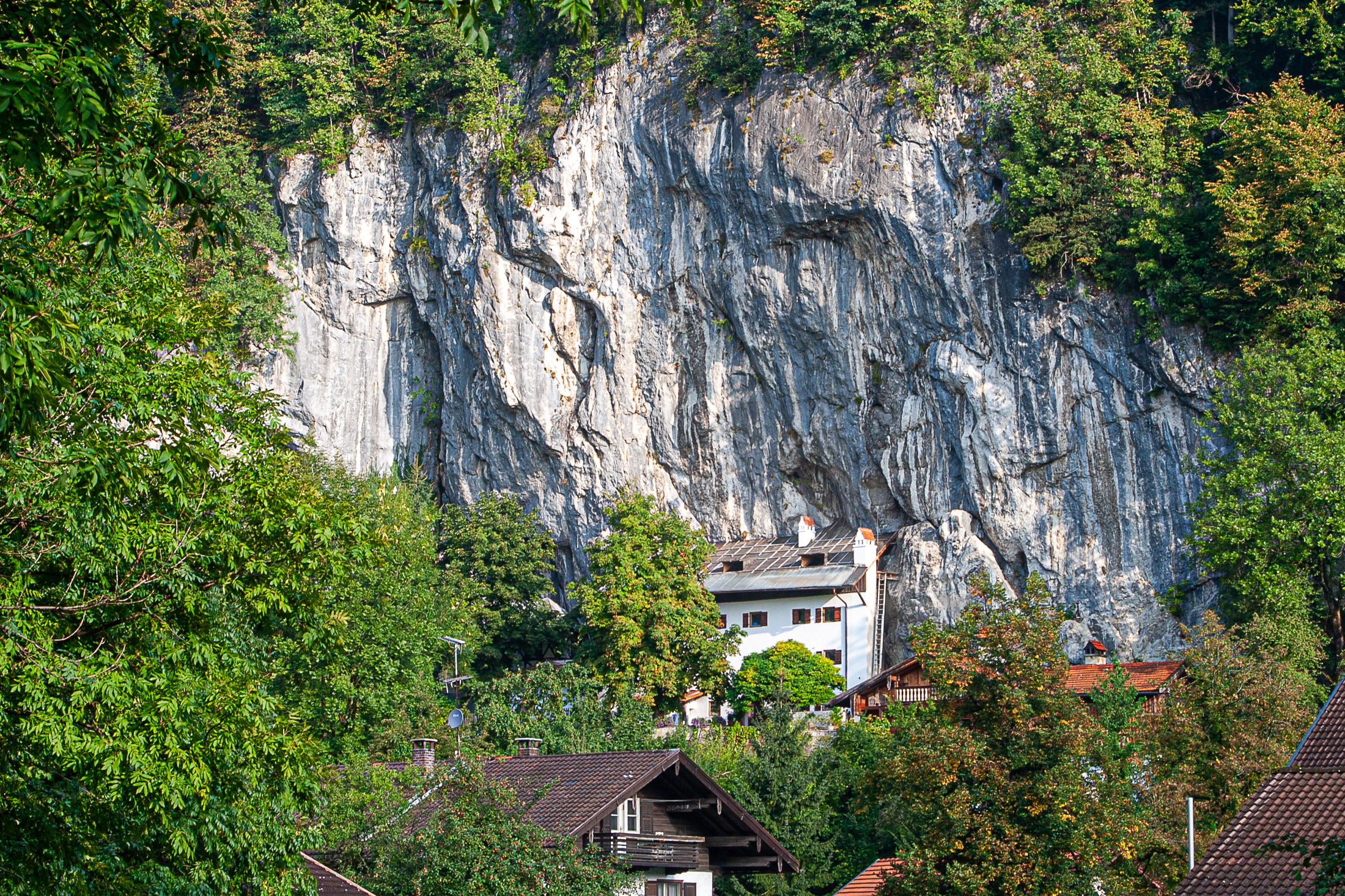 Das Gasthaus "Weber an der Wand" mit der Weberwand 