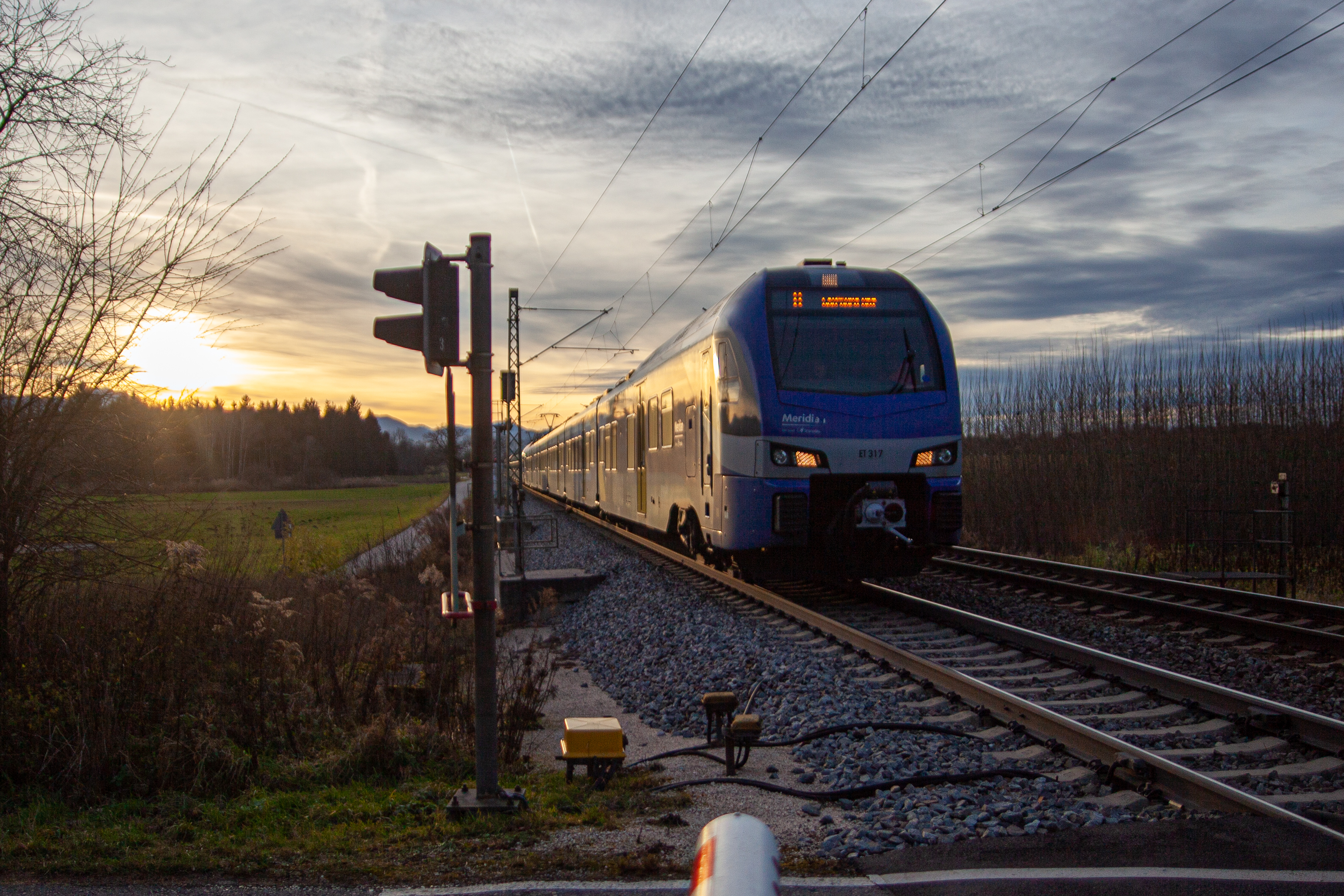 Die Anreise mit dem Zug ist eine Möglichkeit, CO2-Emissionen zu sparen