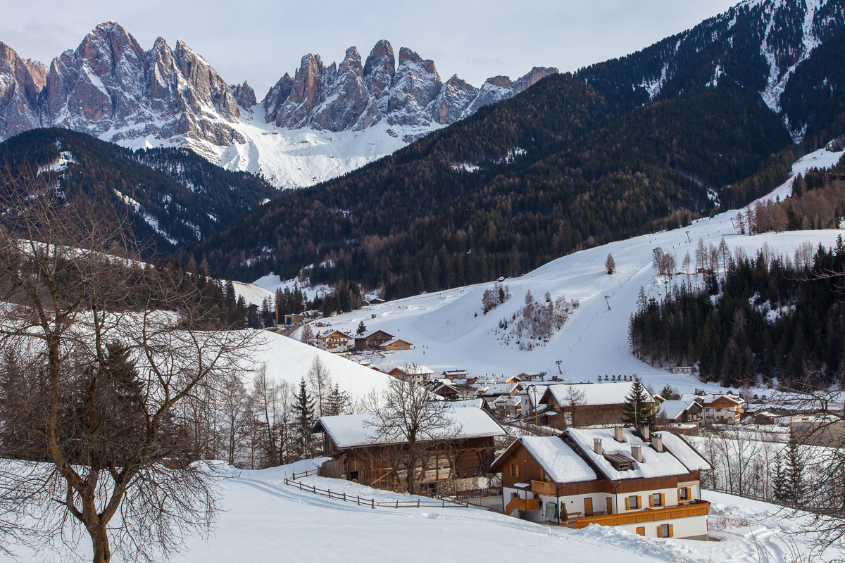 Blick über den Proihofe hinweg zu den Geislerspitzen mit der Mittagsscharte.