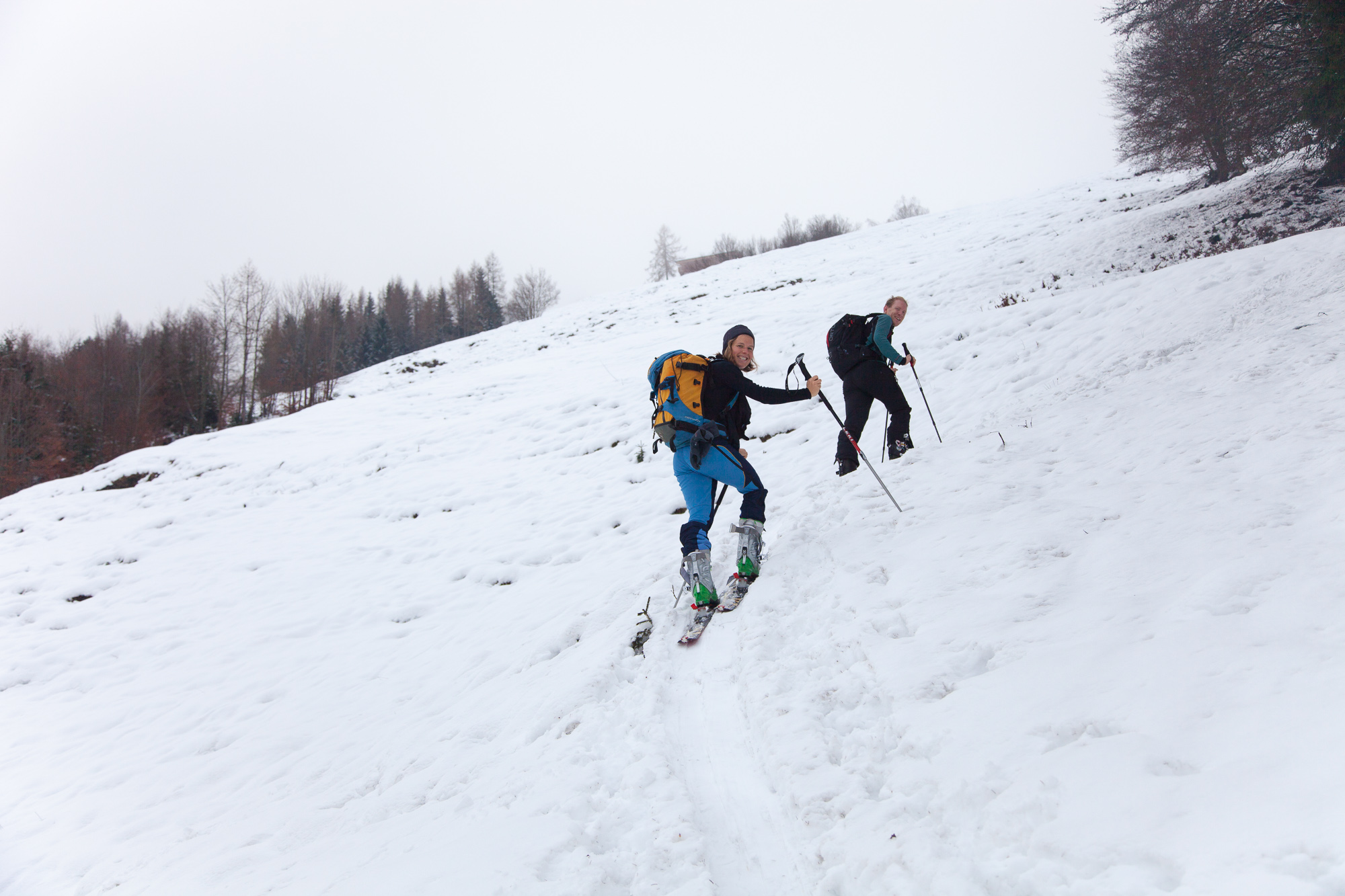 Fürs Aufsteigen reichts grad, zum Abfahren neben der Piste im unteren Teil zu wenig Schnee