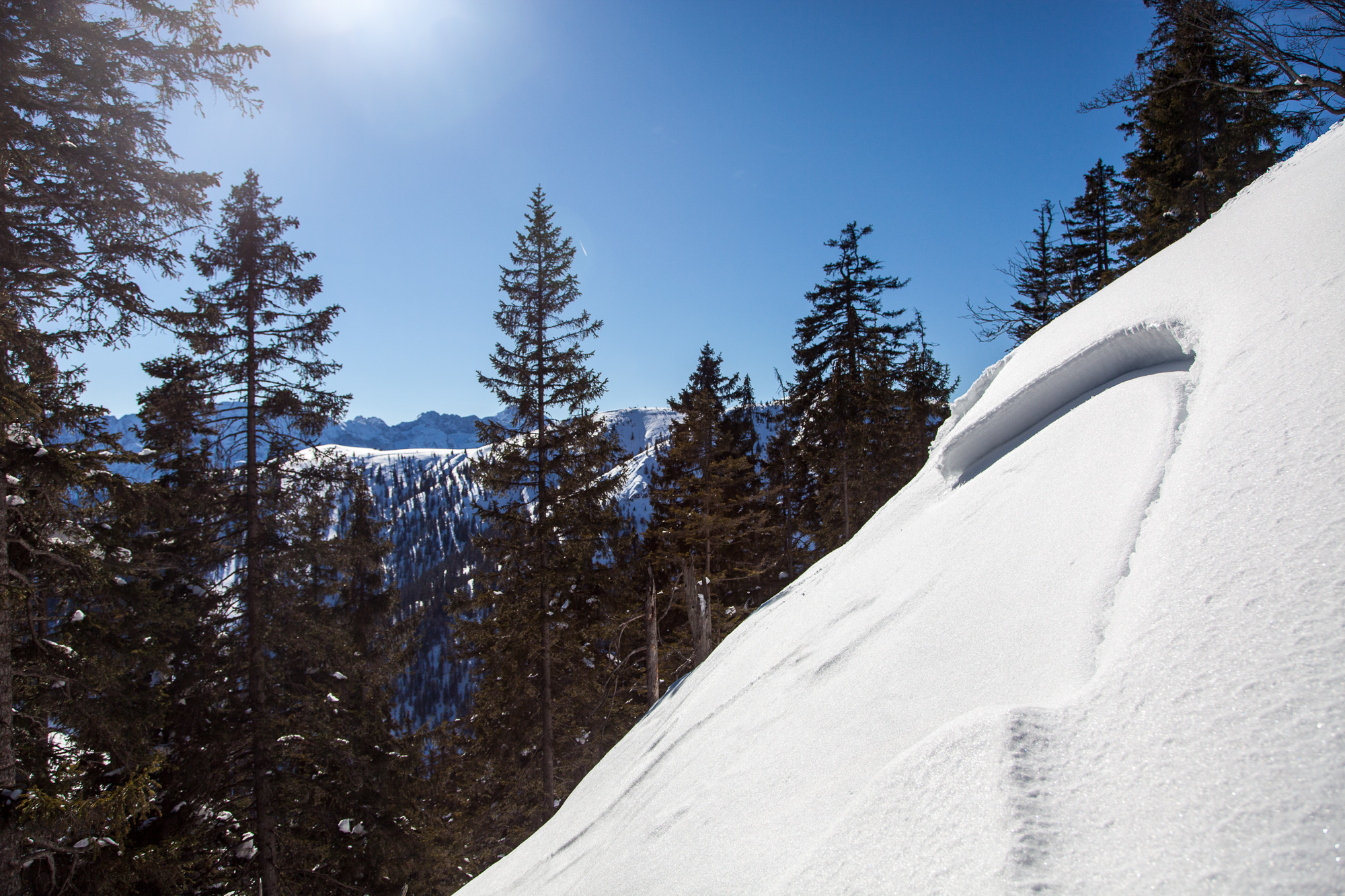 einige Tage altes Schneebrett an der Abfahrtsroute