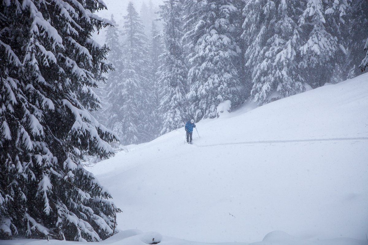 Einsetzender Schneefall in der Querung zum Bodenschneidhaus.