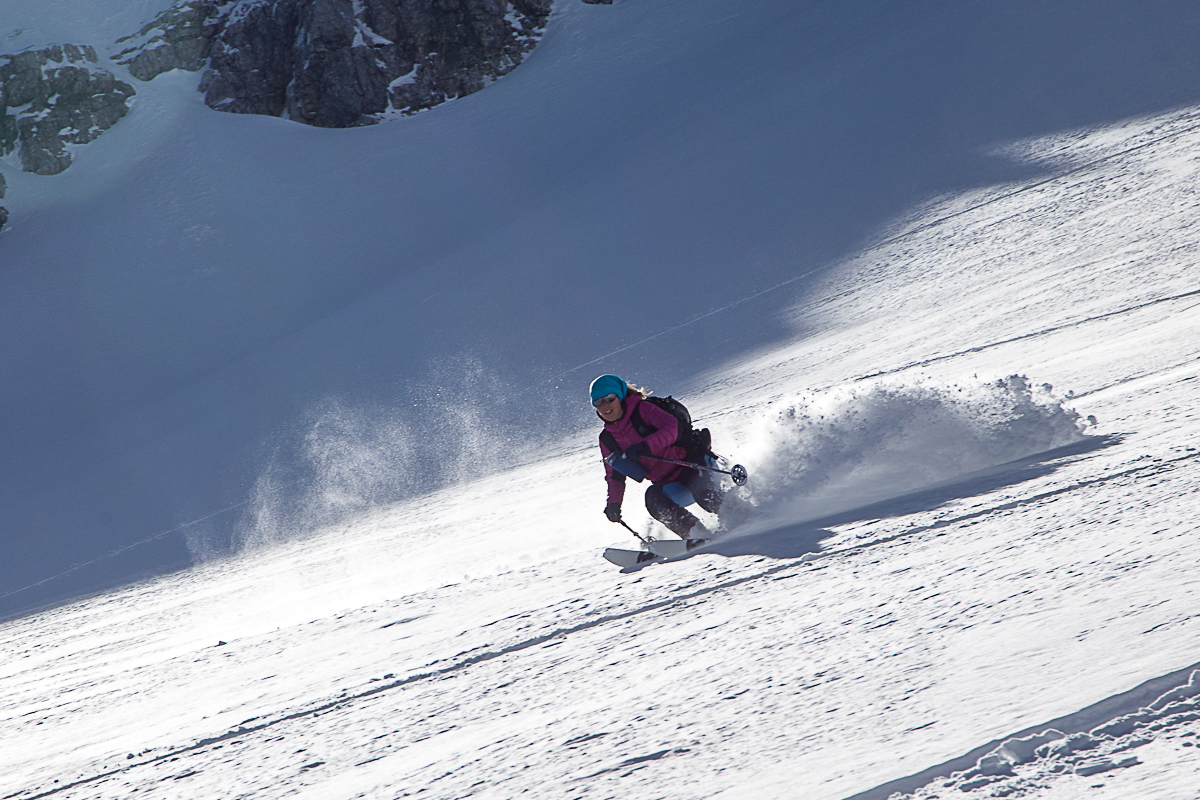 Die Abfahrt beginnt, perfekter Schnee um die Ski etwas laufen zu lassen.