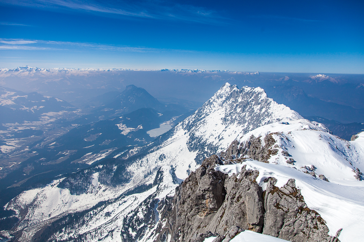 Blick zum Scheffauer und auf den unteren Teil der Abfahrt (links unten)