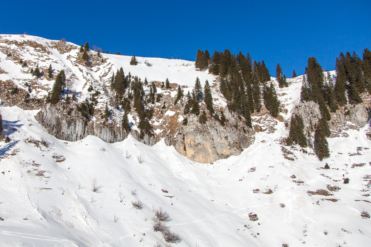 Blick in den Zirkuskessel: Über der Zirkuswand (mitte) liegt noch einiges an Schnee