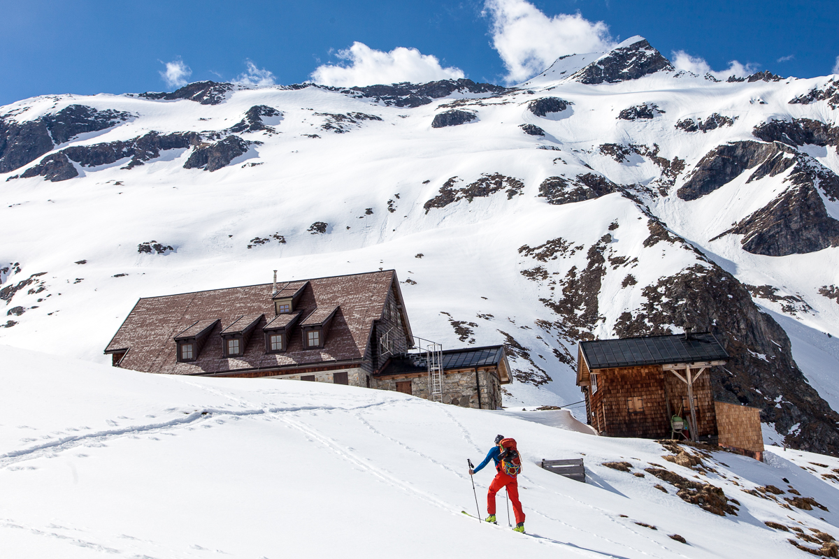 Die Fürther Hütte mit dem Larmkogel. Der Winterraum ist knapp links außerhalb des Fotos.