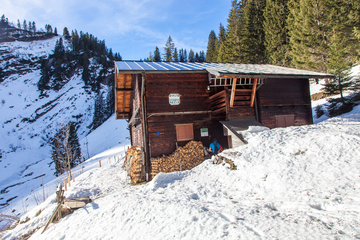 Frühlingshaftes Wetter und noch ausreichend Schnee an der Rauhkopfhütte der Sektion Bayerland. 