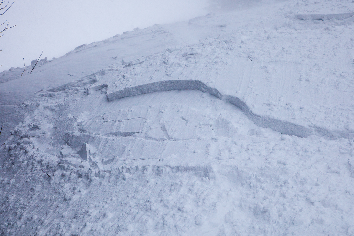 Dort wo sich Triebschnee angesammelt hat, läßt er sich sehr leicht auslösen.