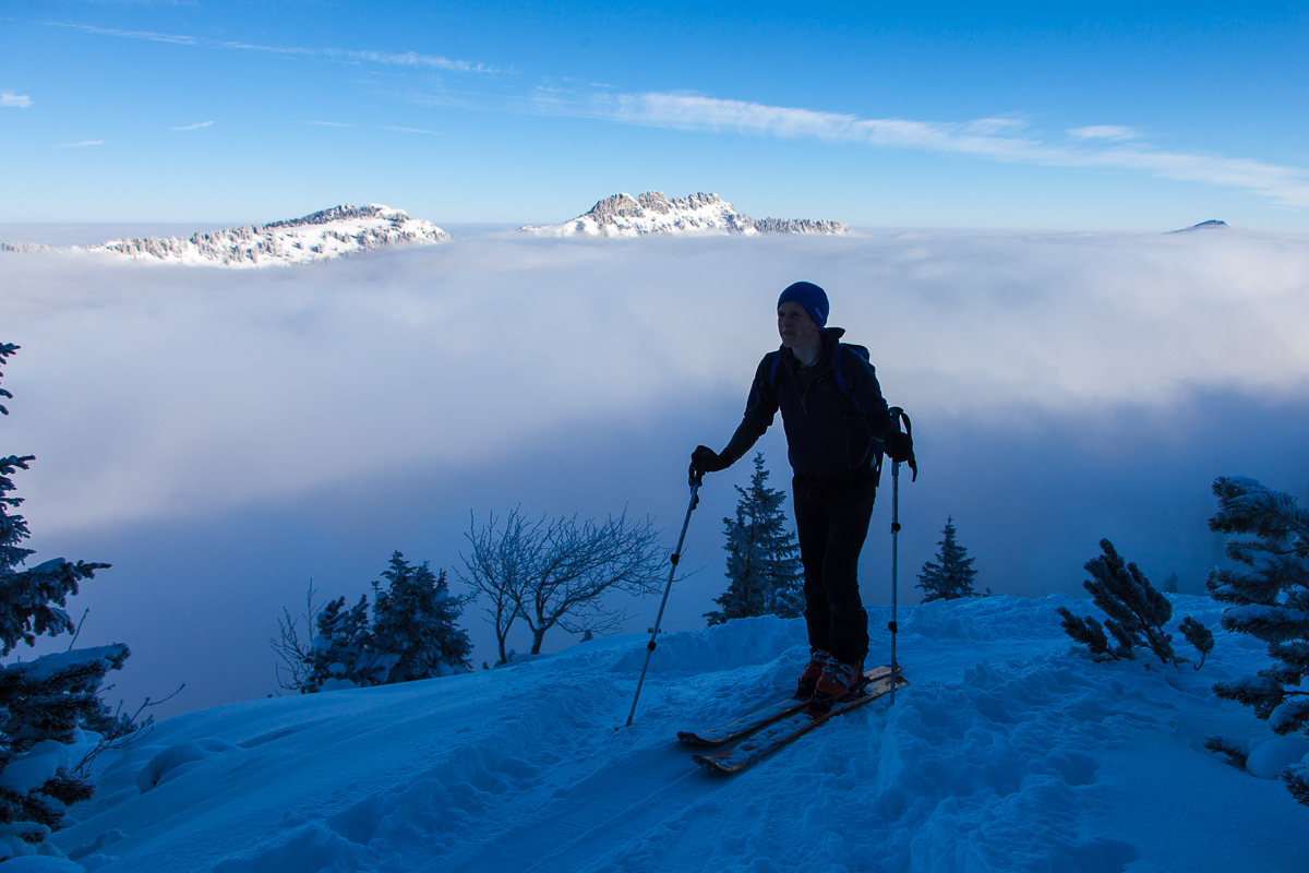 Am Beginn der Querung bei rund 1550 m sind wir über dem Hochnebel.