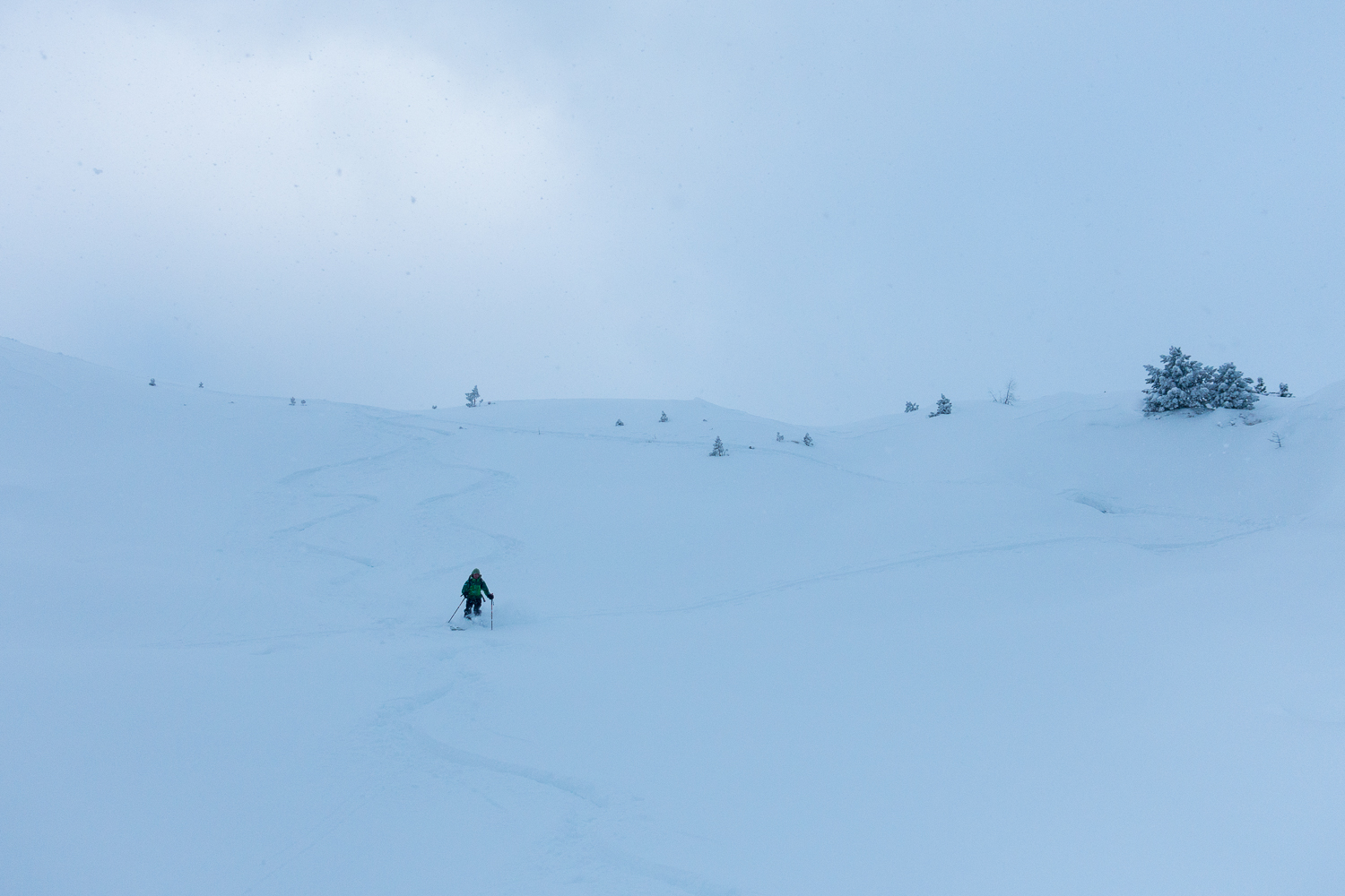 Knietiefer Pulverschnee bei der Abfahrt.