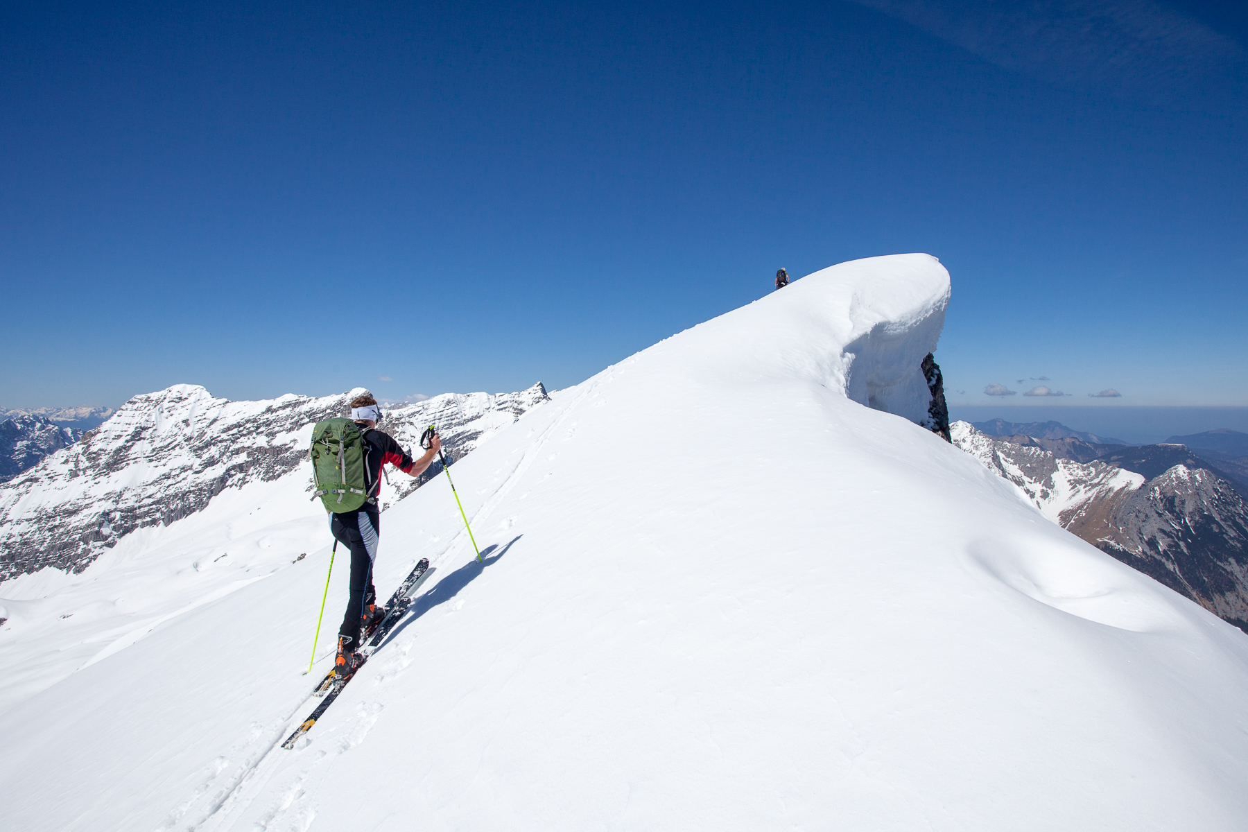 Am Gipfel etwas Vorsicht auf die Wechten - rechts gehts 600 m senkrecht runter.