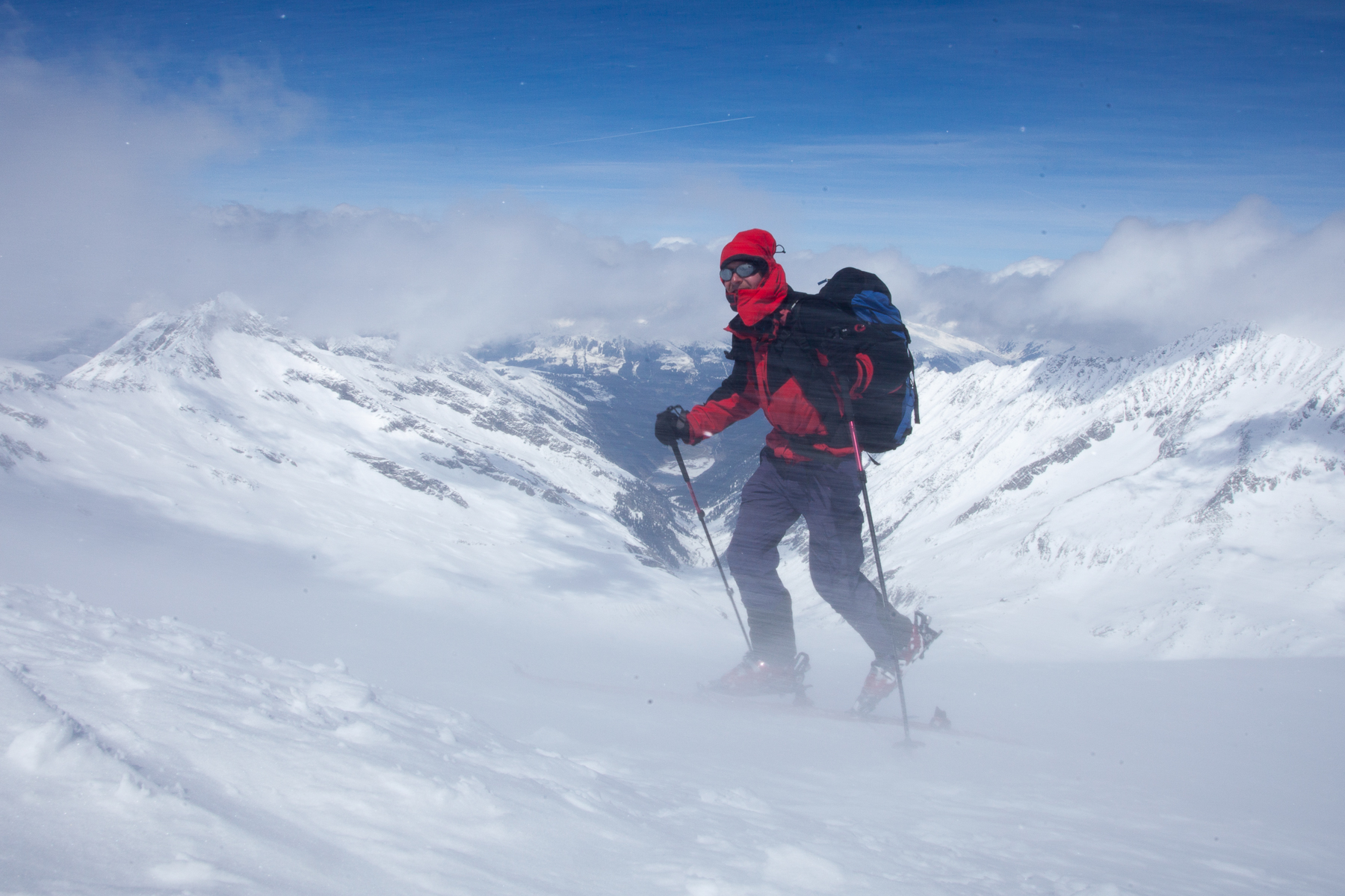 Kalter Wind und Schneeverwehungen kurz vor dem Skidepot.