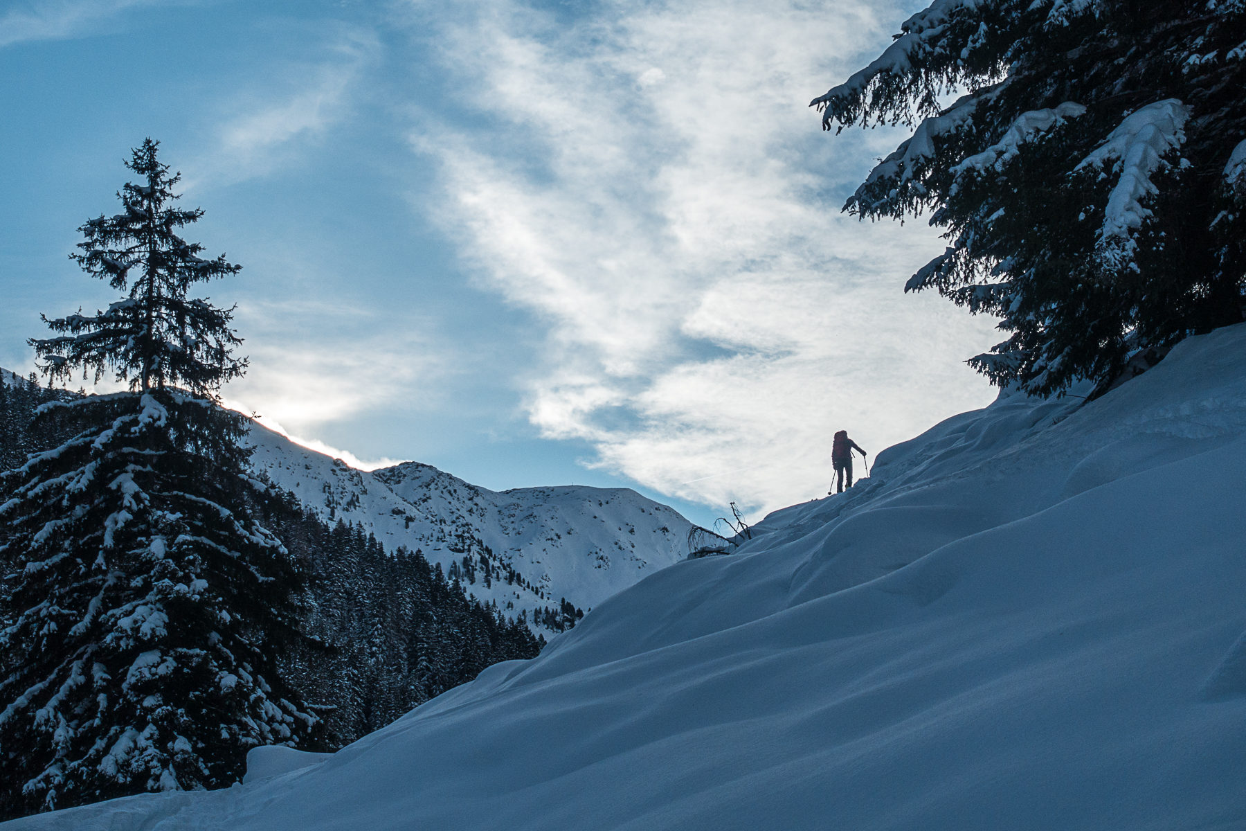 Windstille im Aufstieg - oben an den Kämmen teils schon deutliche Schneefahnen.