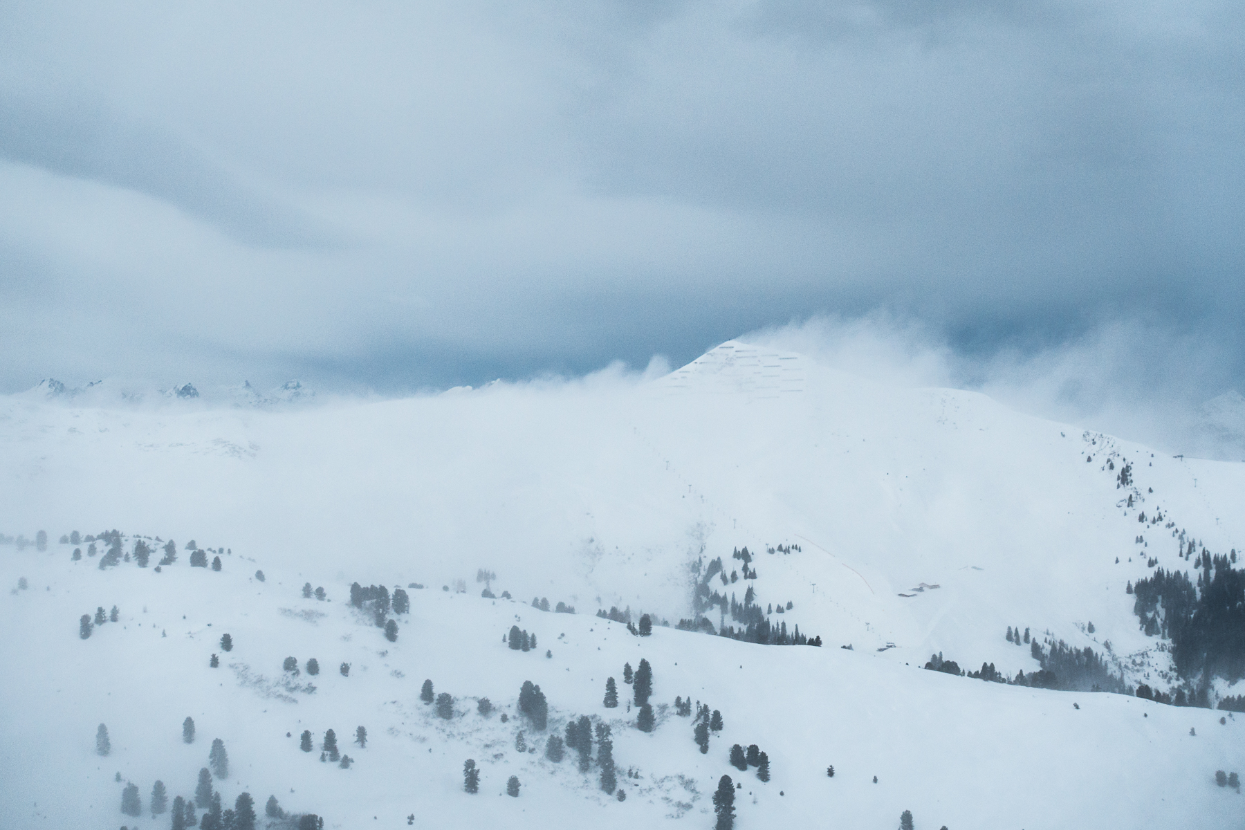 Ungemütlicher schauts drüben am Wiedersberger Horn aus - die Seilbahnen hatten ihren Betrieb da schon eingestellt.