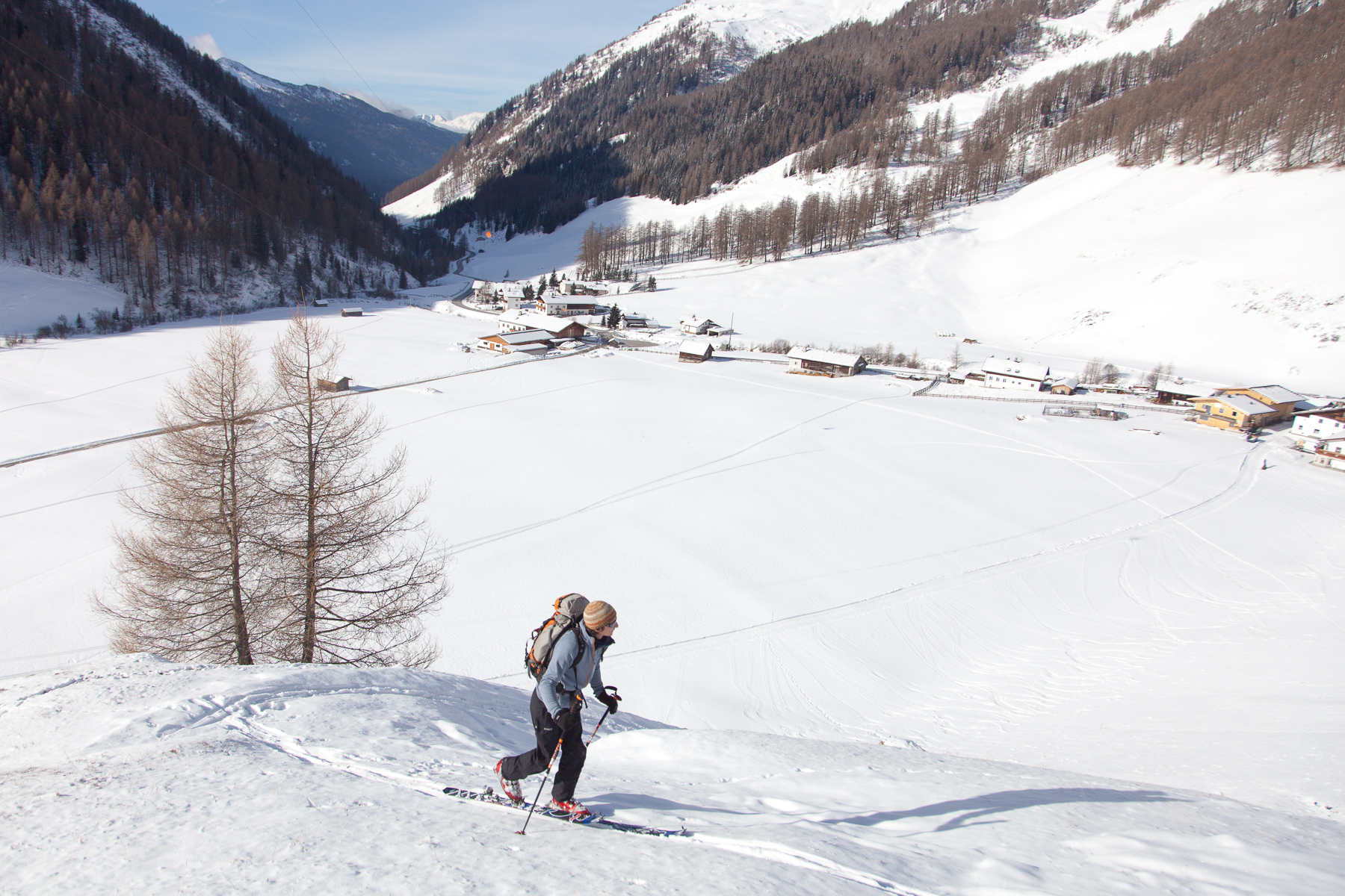 Nur wenig Schnee im Aufstieg zum Fischers Napf am ersten Südwesthang - nachmittags bei der Abfahrt war die Leite aper.