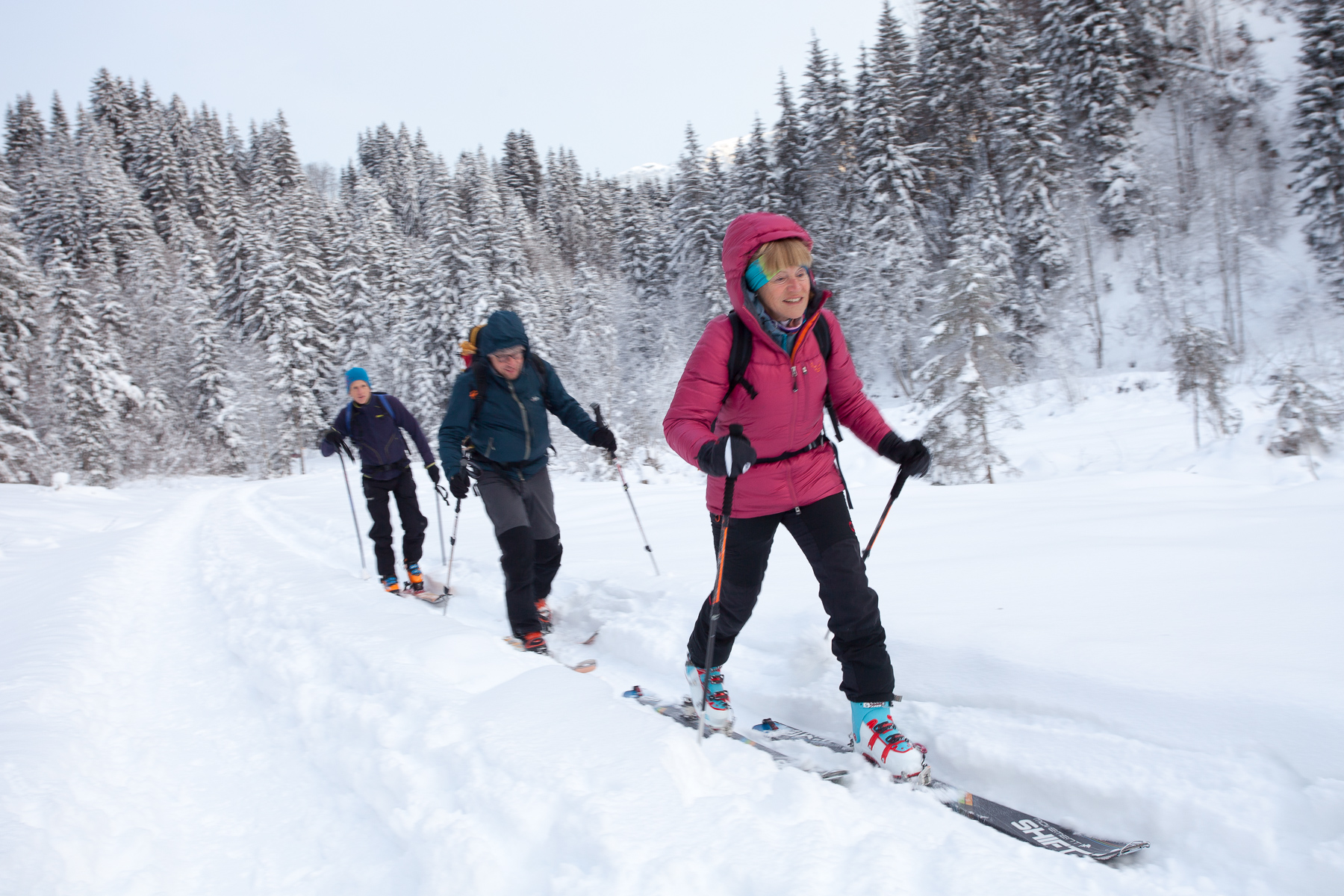 Bei kühlen -20 Grad gehts durch den Pletzergraben flach taleinwärts.