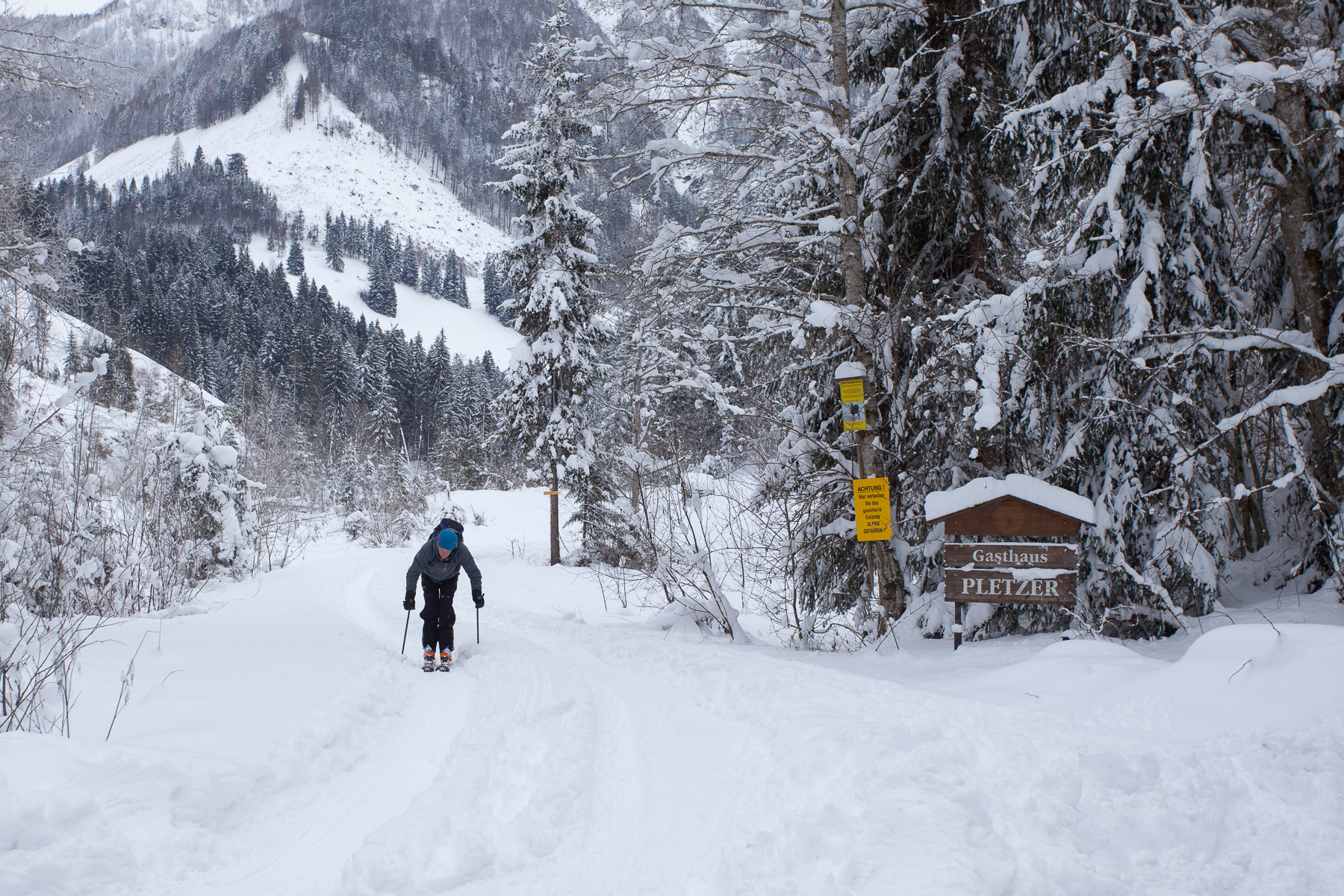 Kalter, stumpfer Schnee in Kombination mit alten, nicht gewachsten Steinski gibt im Pletzergraben ein formidables Oberarmtraining ab.