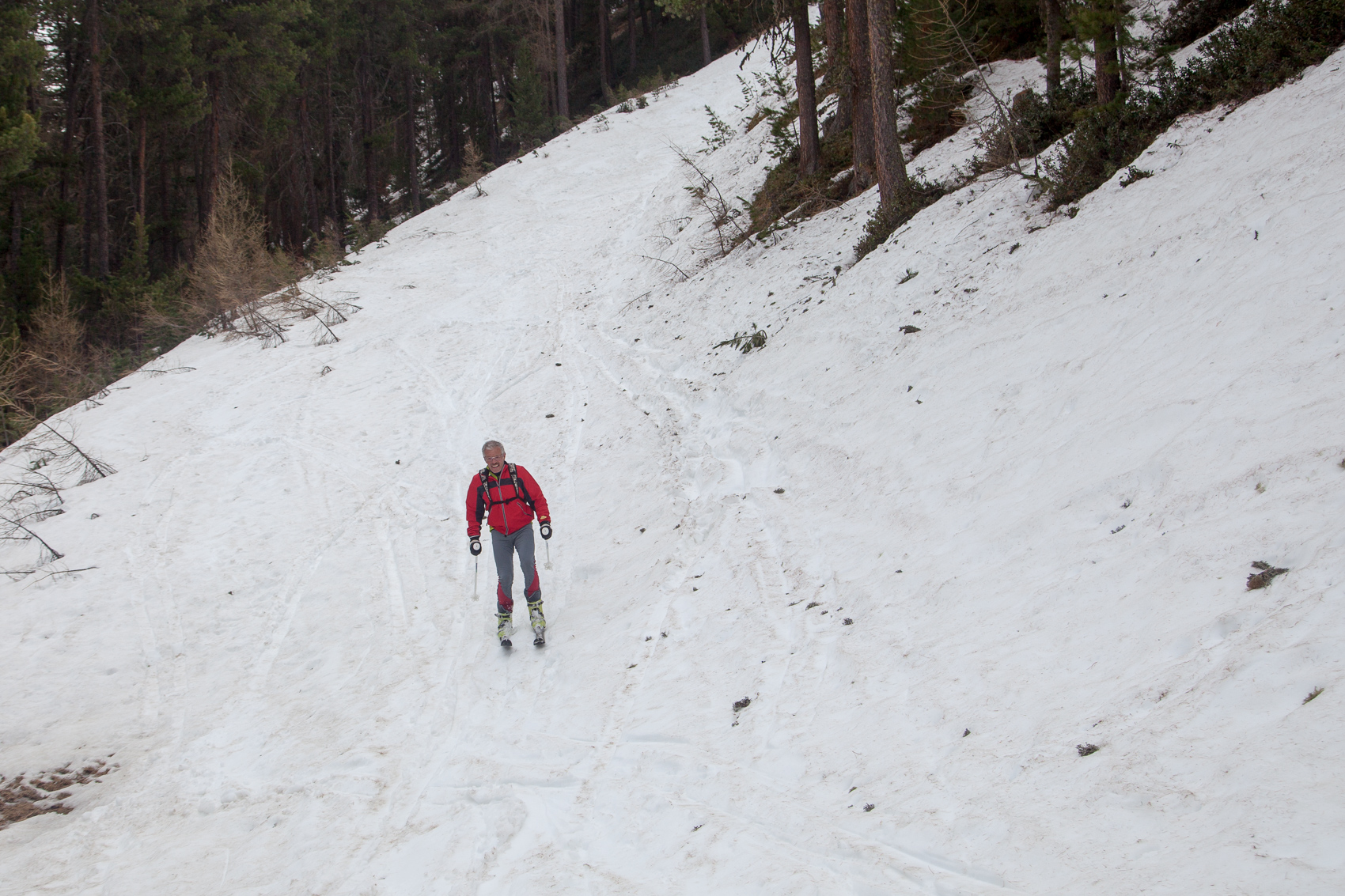 Gut fahrbarer Sulzschnee entlang der ehemaligen Piste von Maseben hinab ins Tal.