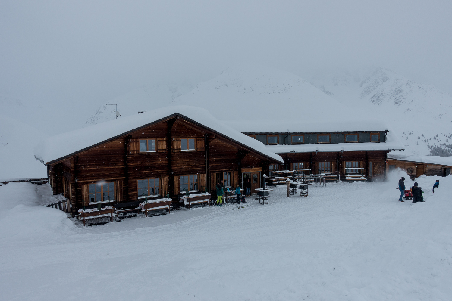 Am Gasthaus Maseben sitzen ebenfalls etwa 30 Personen fest, die Zigaretten werden wohl schon knapp, anonsten vertreiben sie sich die Zeit mit Iglubau.