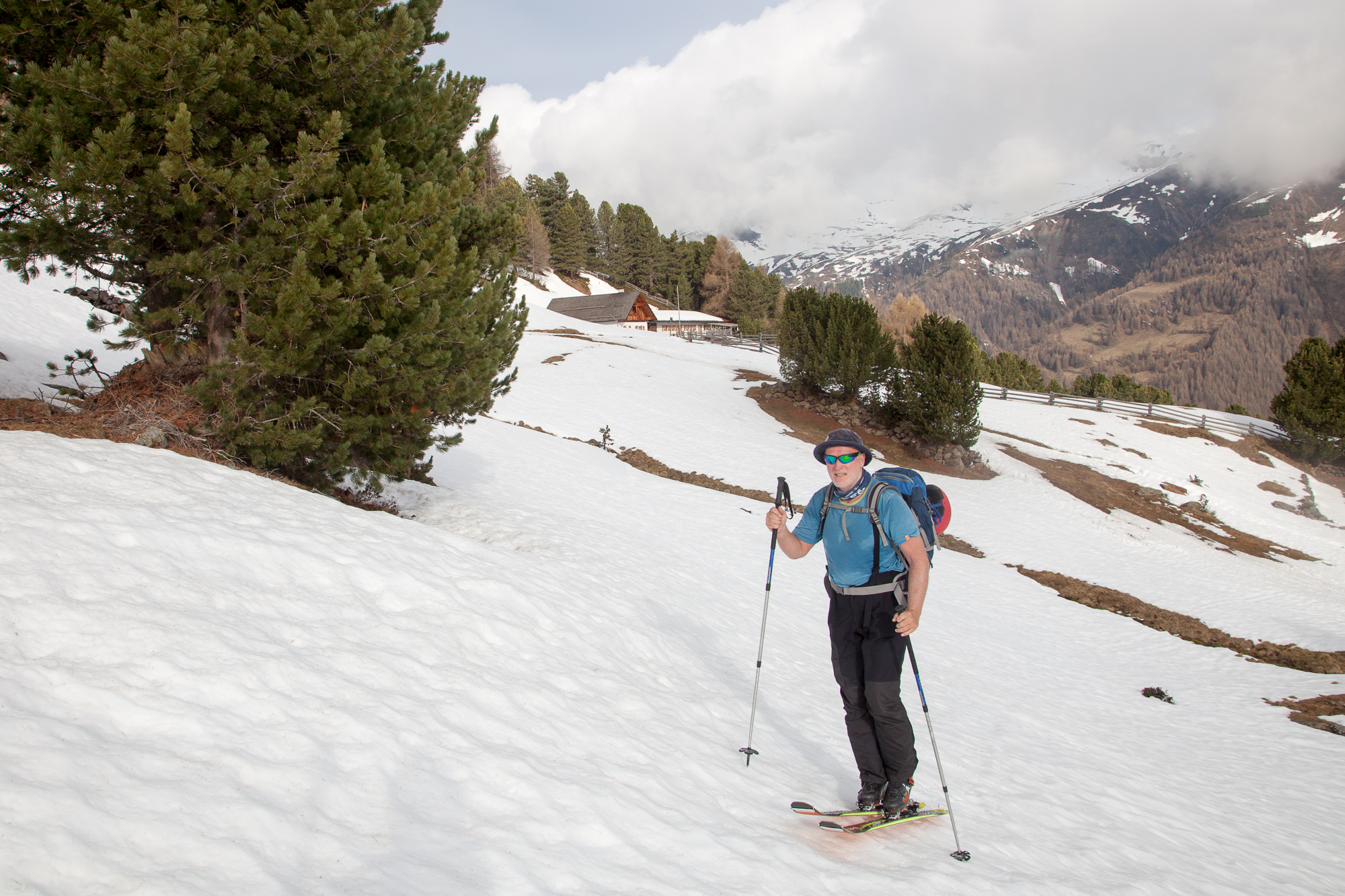 Aufstieg über den hartgefrorenen Sommerfirn im Bereich der Masebenalm.