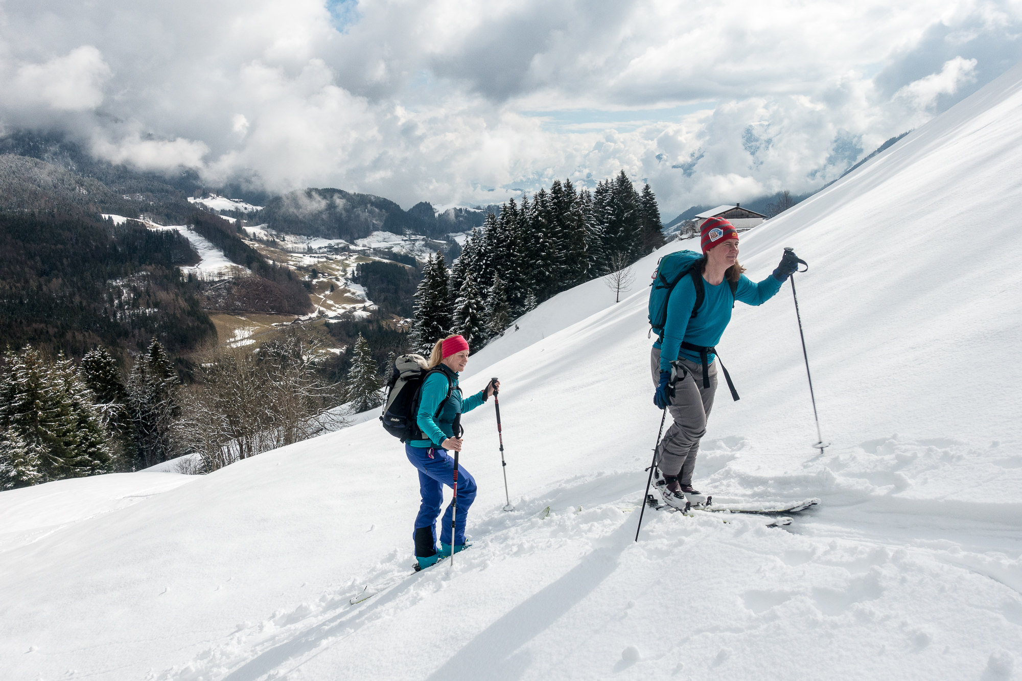 Sonnenschein im Aufstieg an der Schoisseralm