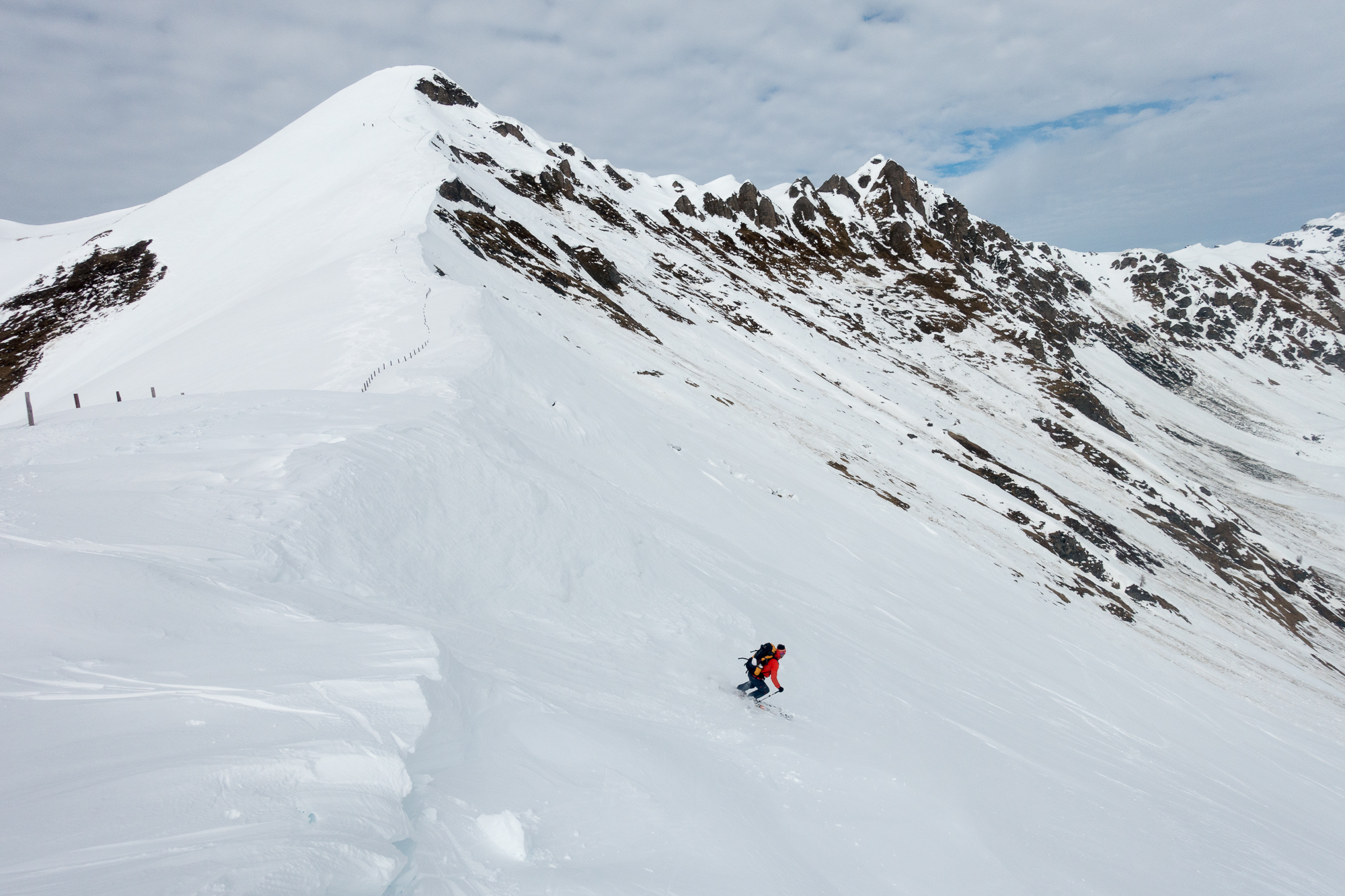 Abfahrt von der Scheibenspitze - im Osthang zur Ochsenalm windgepresster Pulverschnee, südseitig Firn.