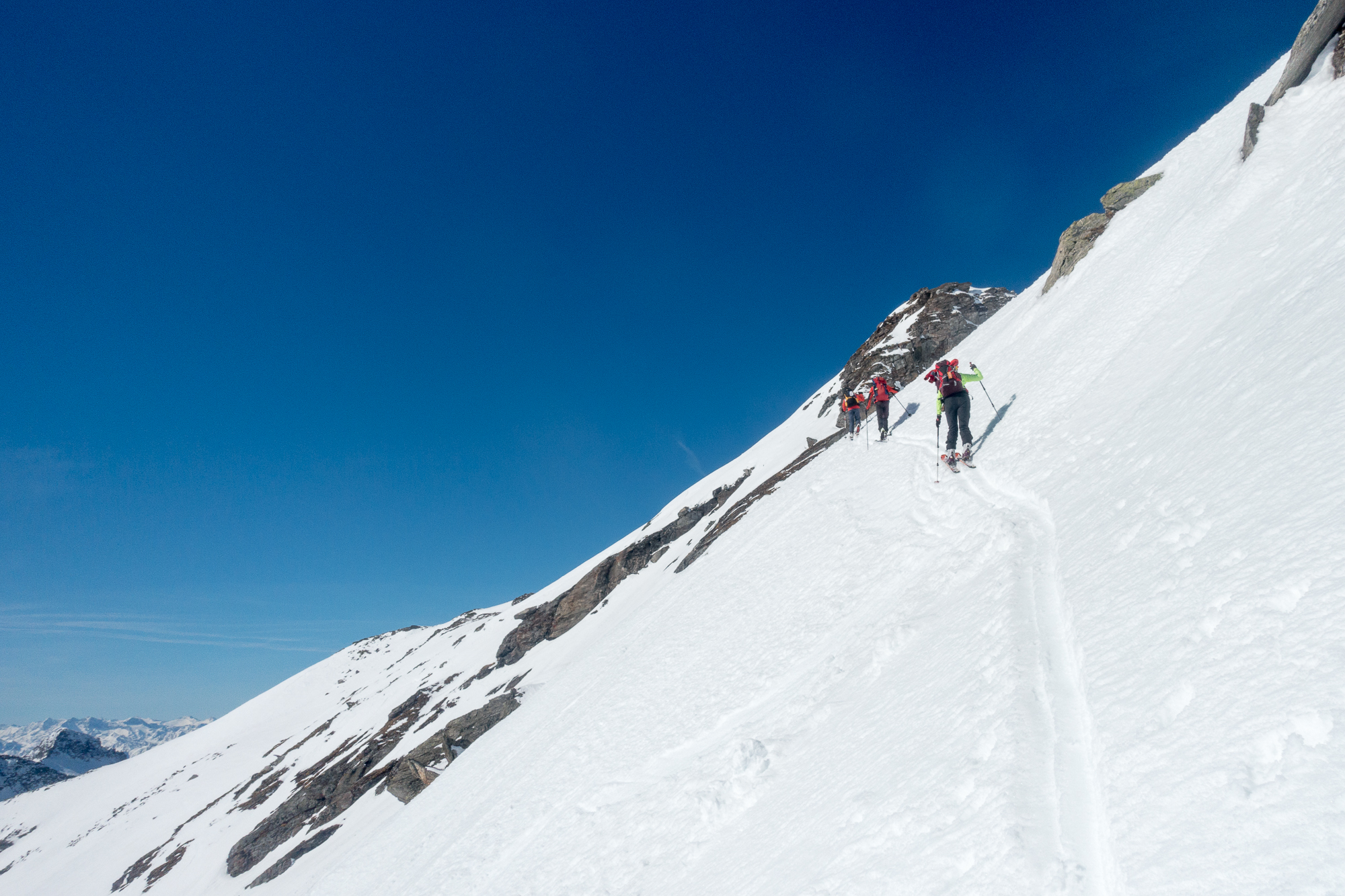 Aufstieg zum Kraxentrager aus dem Pfitschertal. Im 40 Grad steilen Gipfelhang konnte man gegen Mittag im firnigen Schnee ohne Harscheisen aufsteigen.