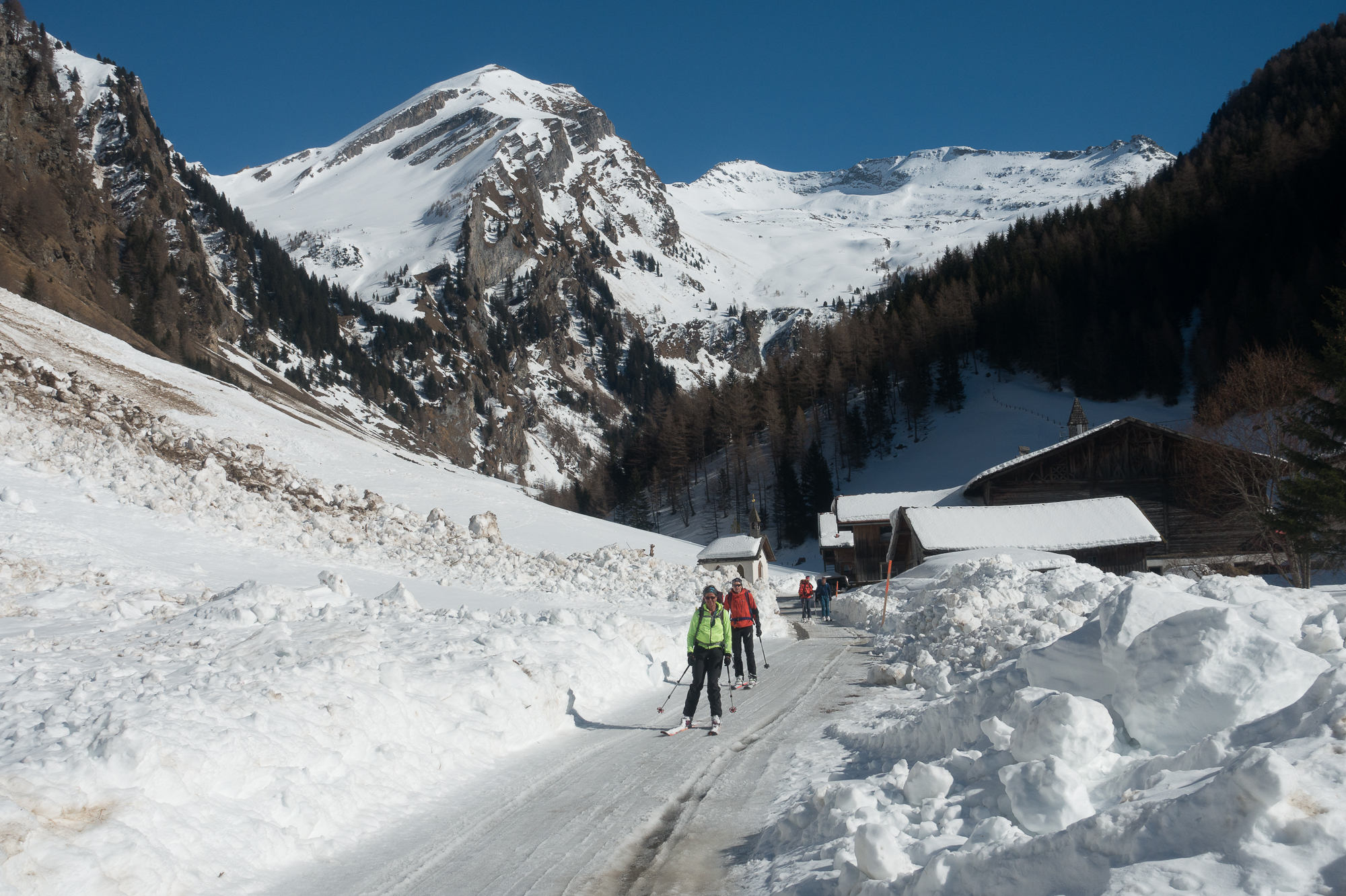 Abfahrt auf der eisigen Straße zum Brenner mit Blick zurück auf den Kraxentrager.