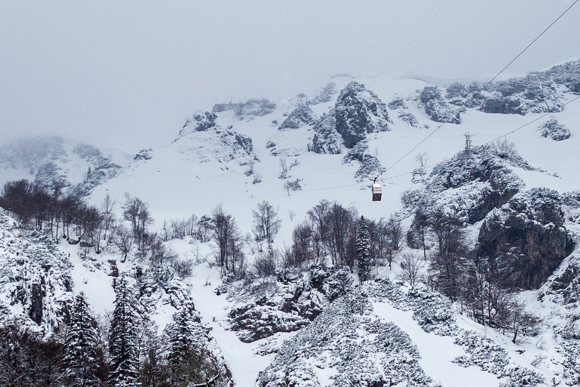 Die Materialseilbahn zum Stripsenjochhaus fährt bereits