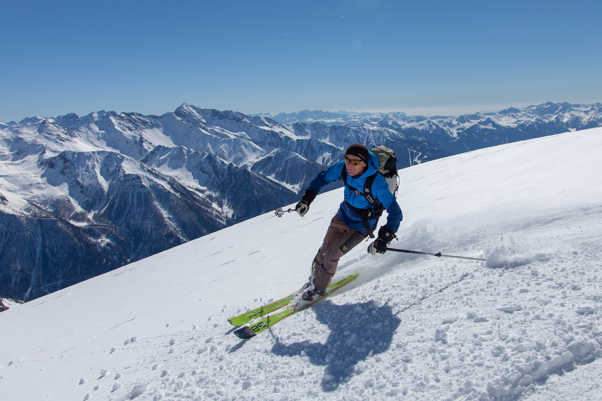 Hier auf 2700 m war der Schnee in den Flachstücken noch nicht umgewandelt