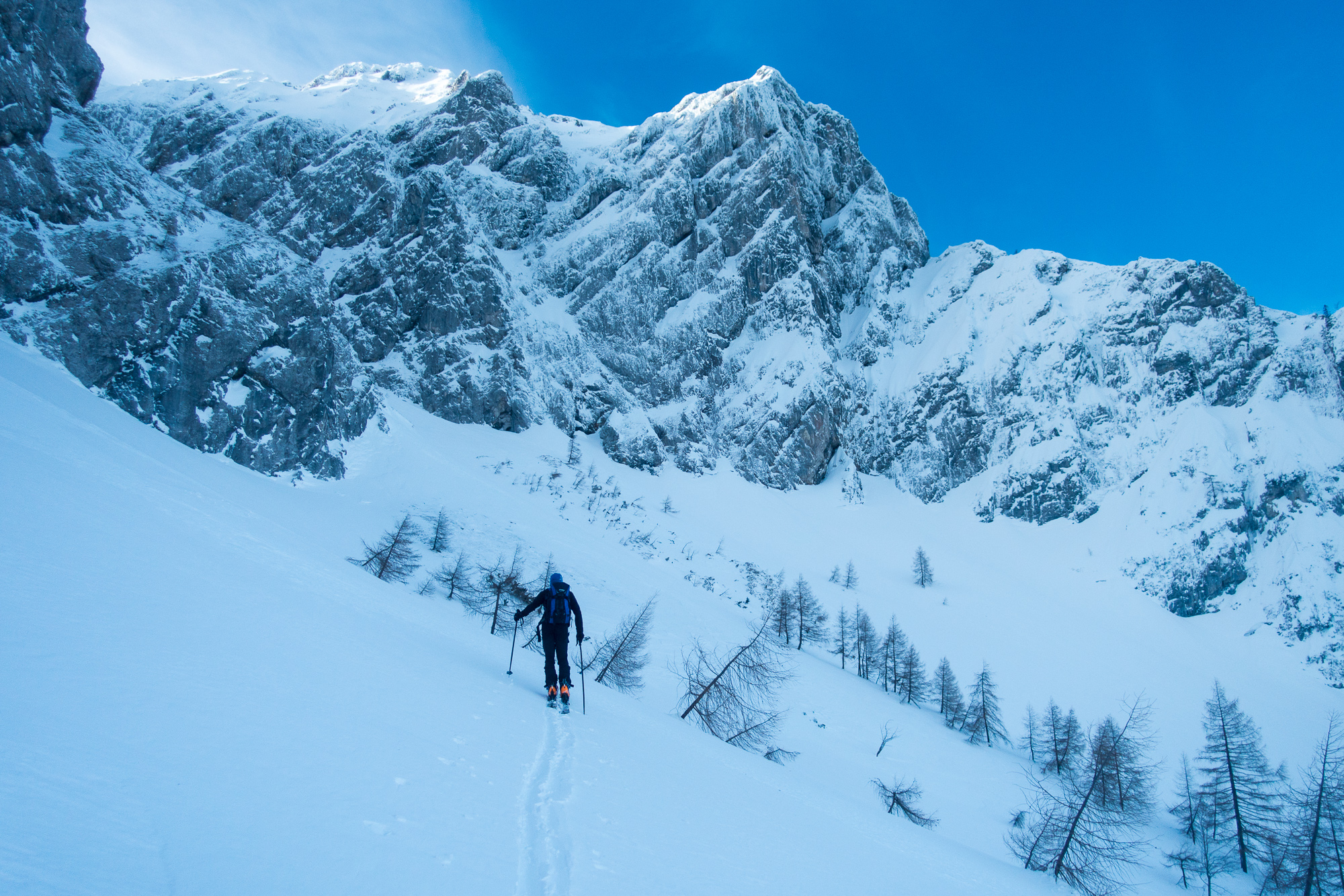 Harte Schneeoberflache mit wenigen Zentimetern Pulverschnee am Kareingang 