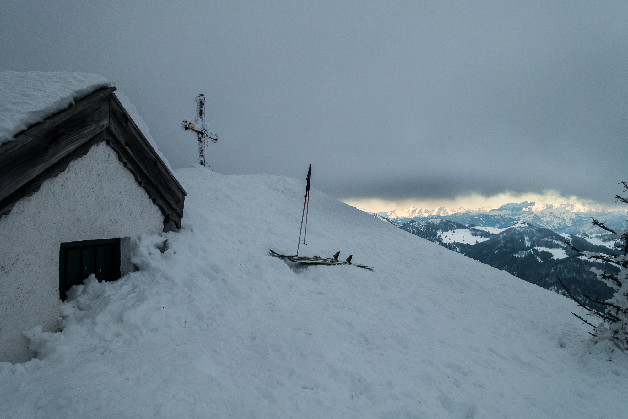 Am Gipfel angekommen bricht der Föhn zusammen und die Wolken schwappen von Norden herein.