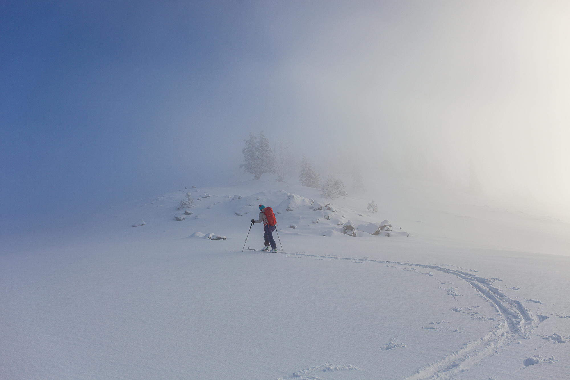 Kurz vor dem höchsten Punkt lichtet sich der Nebel