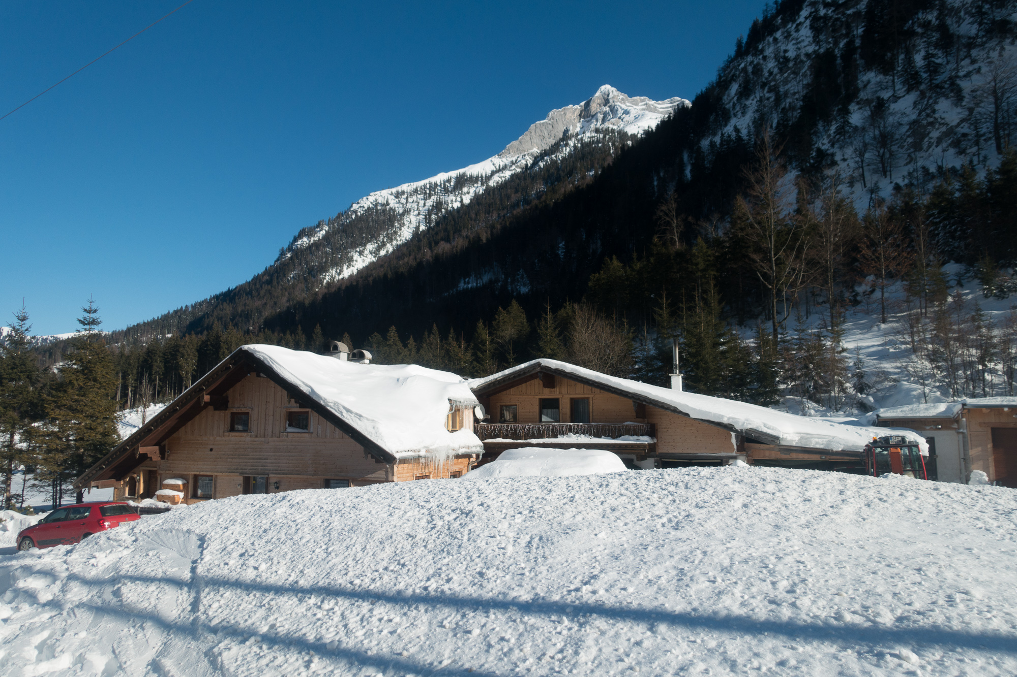 Am Ausgangspunkt liegt rund eineinhalb Meter Schnee. 