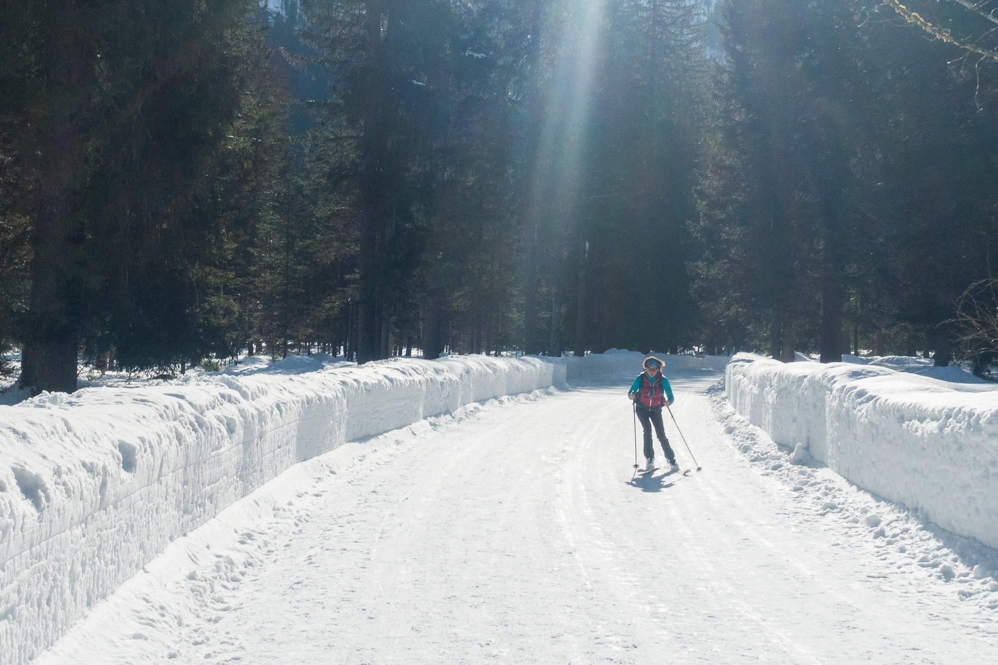 Skaten zwischen Schneemauern zum Parkplatz.