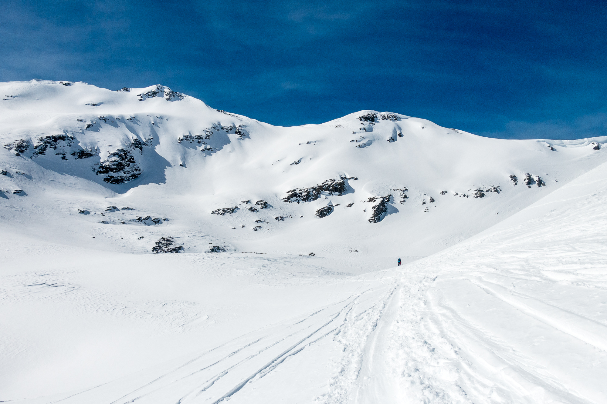 Mächtige Triebschneepakete in der Nordostflanke des Windegg