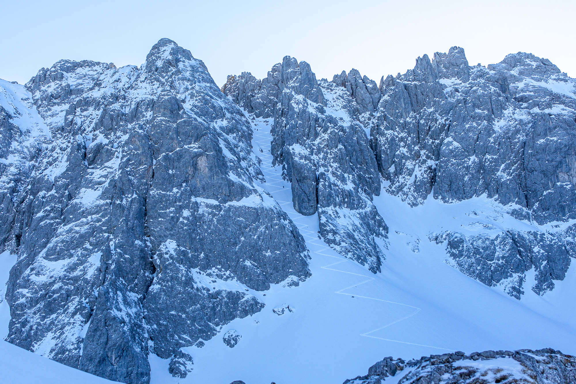 Zackige Spur ins Schönwetterfensterl