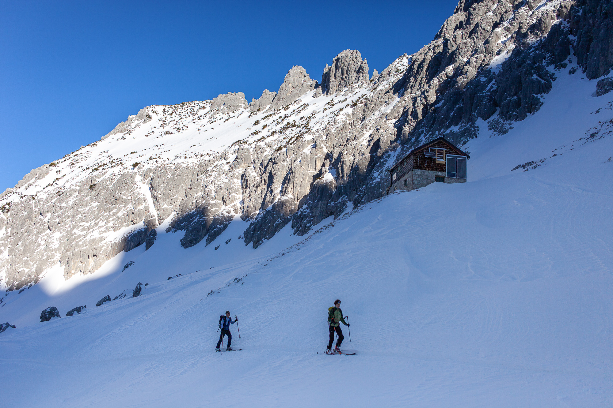 Die Fritz-Pflaum-Hütte im Schatten ist heute kein Pausenplatz