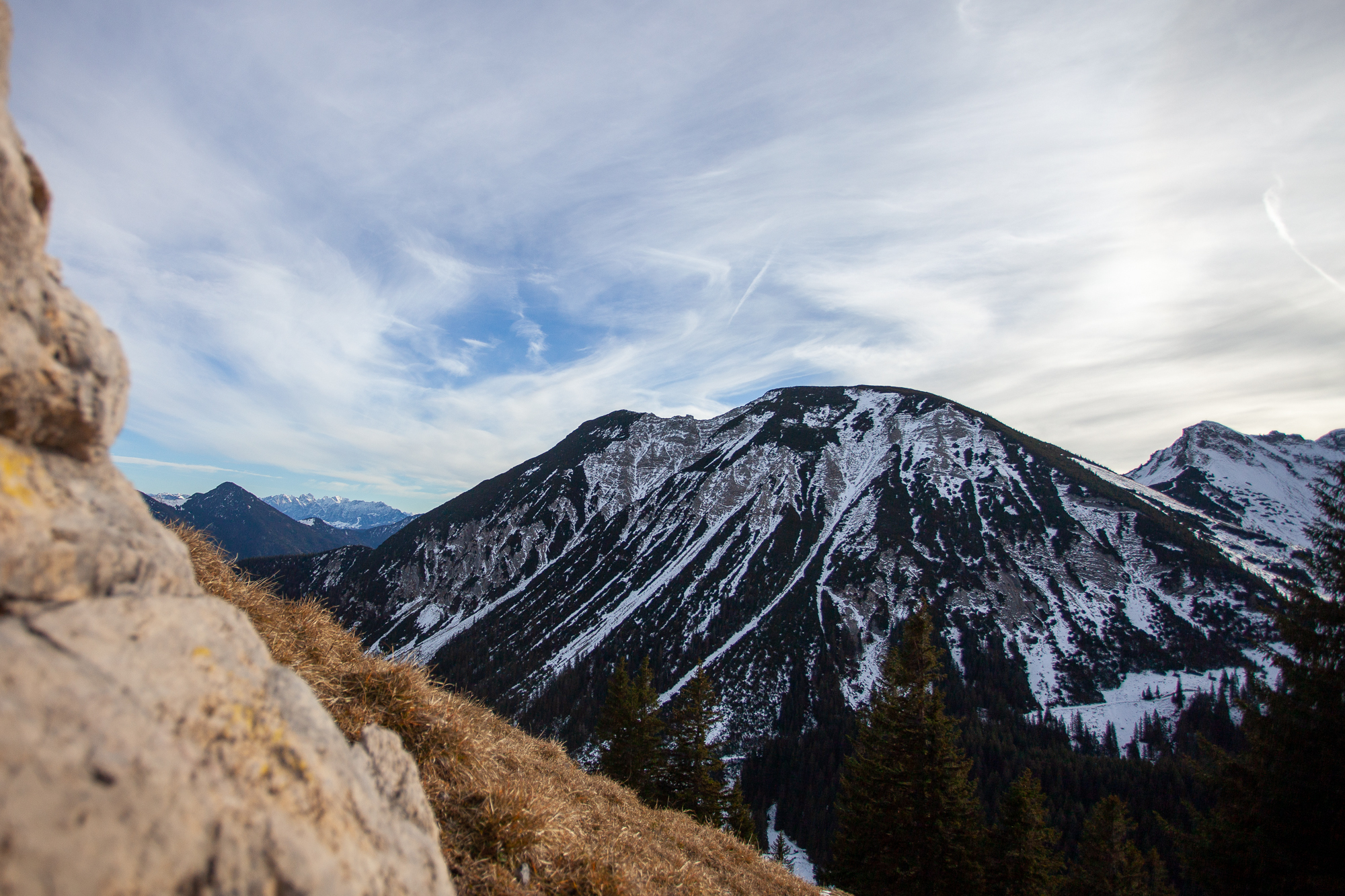 Blick vom Aufstieg zur Aiplspitze in Richtung Hochmiesing und Wilder Kaiser