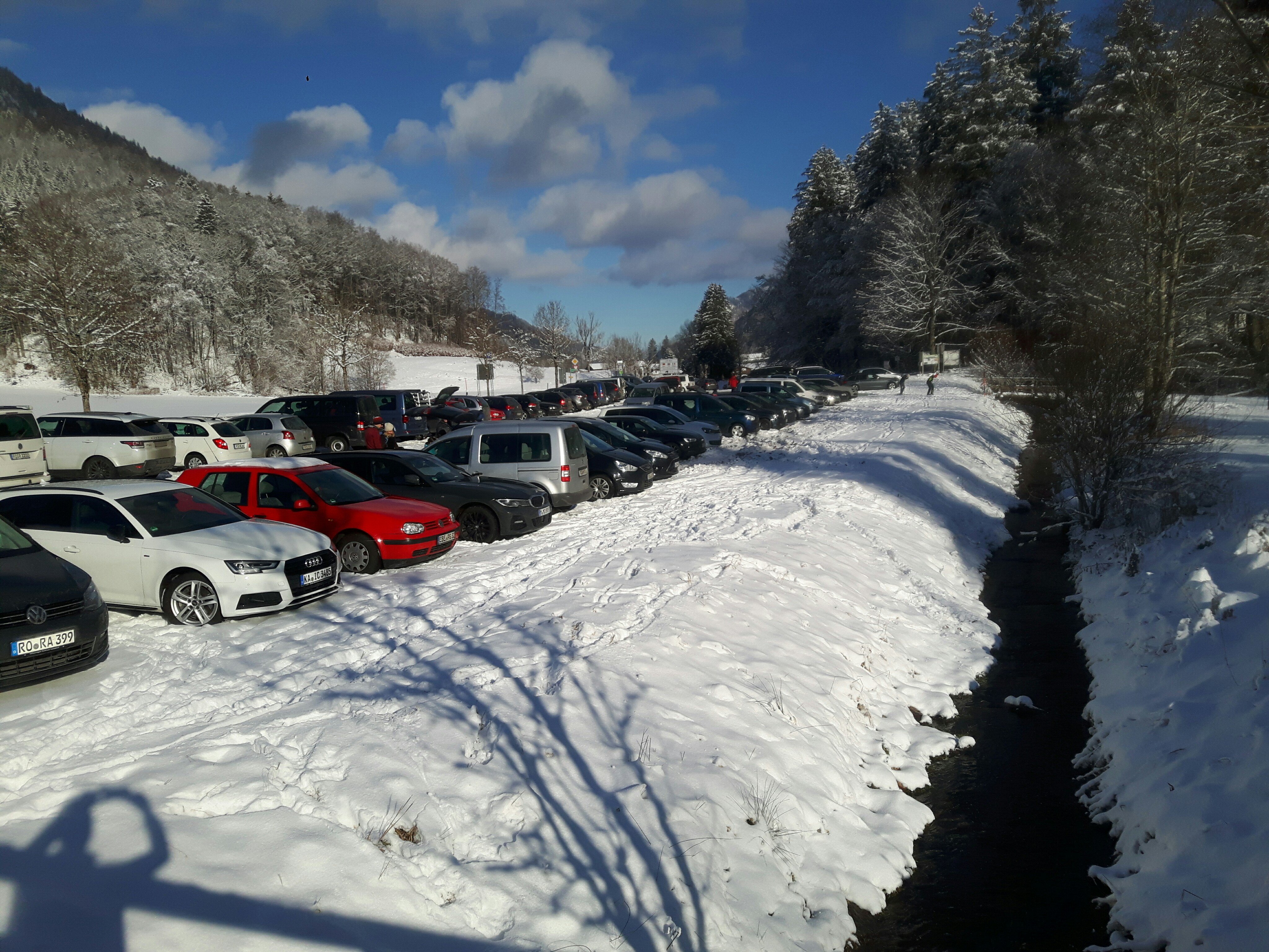 Voll besetzter Parkplatz in Sachrang